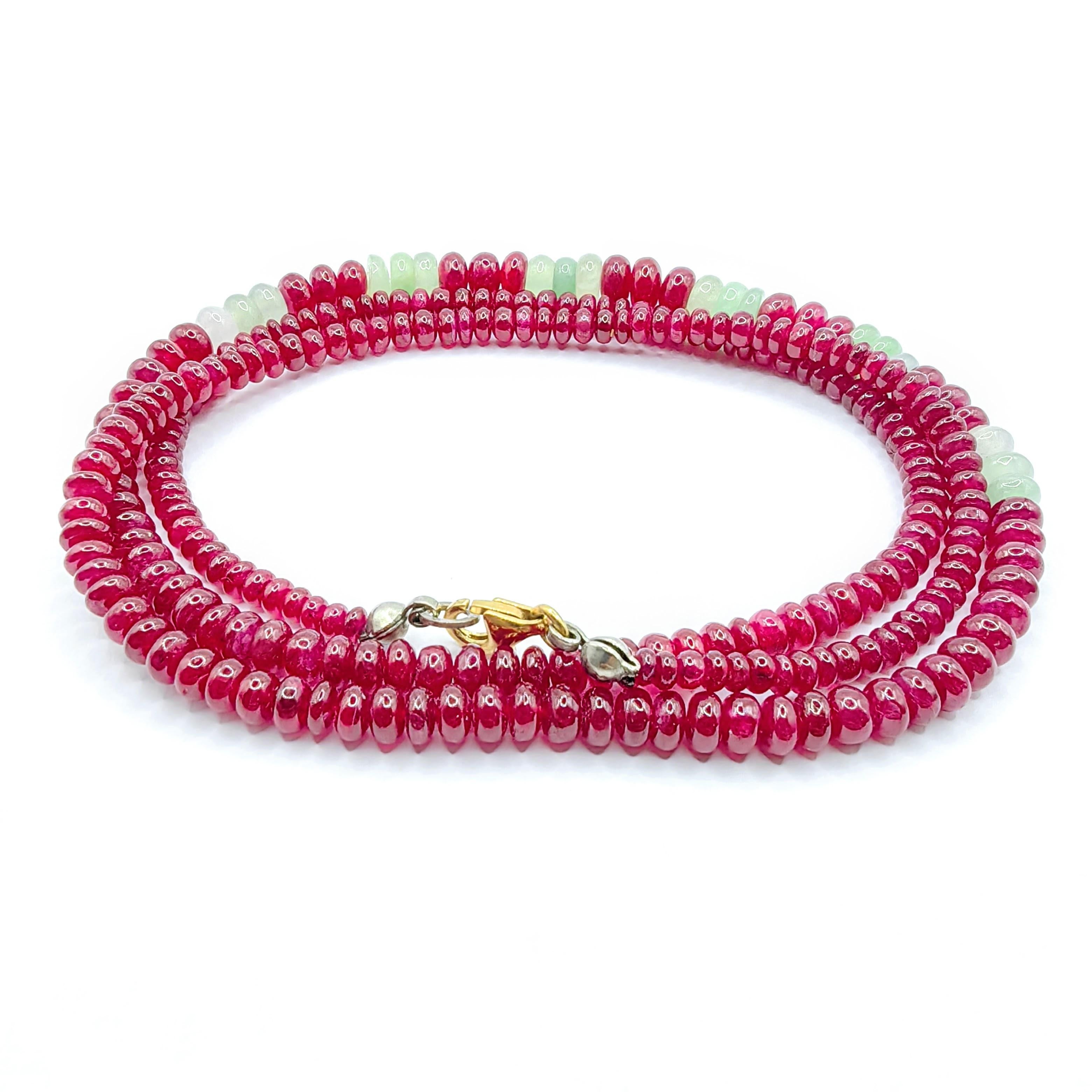 Contemporaneo Collana di perline con rubino birmano naturale e giadeite da 24 pollici con chiusura in oro 18 carati in vendita