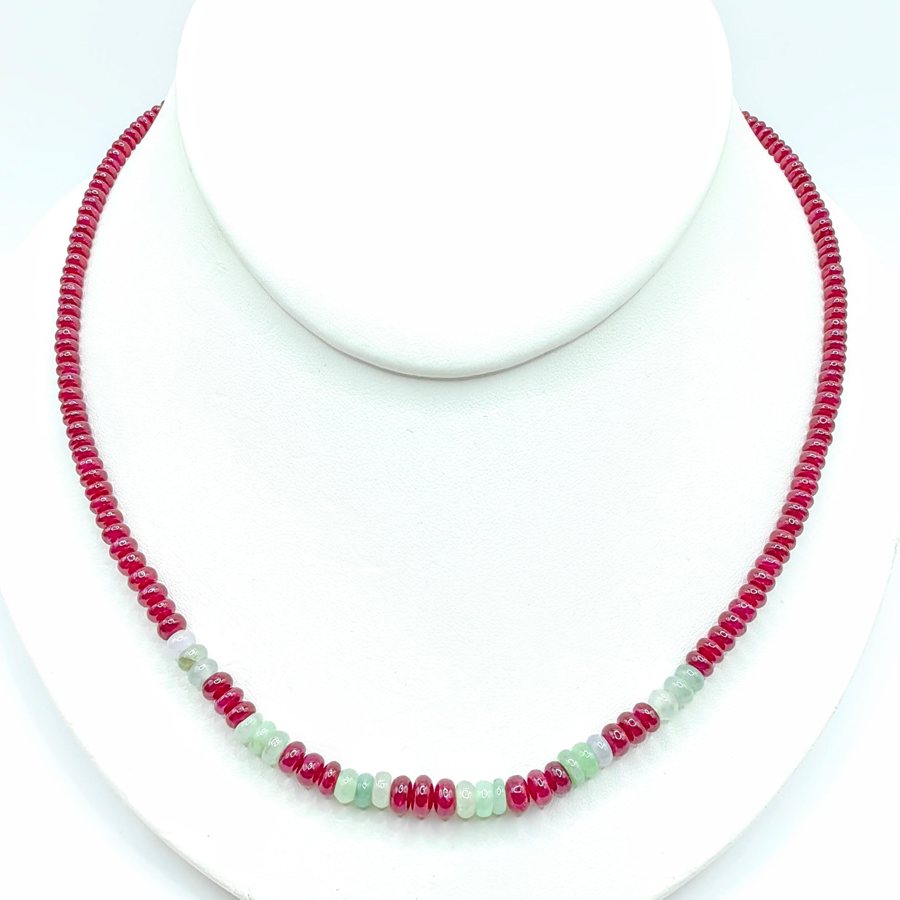 Collana di perline con rubino birmano naturale e giadeite da 24 pollici con chiusura in oro 18 carati In condizioni Nuovo in vendita a Wan Chai District, HK