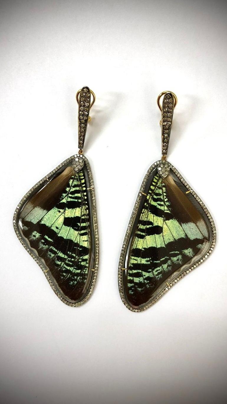 Description
Very unique natural butterfly wings, resin coated, embellished with pave diamonds earrings featuring easy to use Omega backs.
Item # E3348

Materials and Weight
Moth wings, 34 x 62mm.
Pave diamonds, 2.10 carats.
Posts with omega backs,