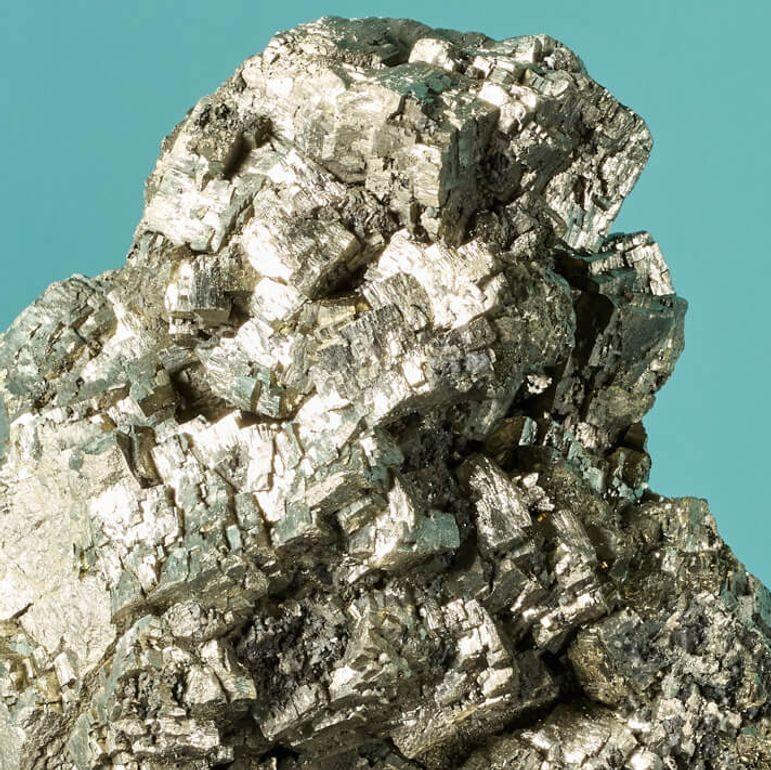 Inglese Specimen minerale di pirite naturale a scala di gabinetto in vendita