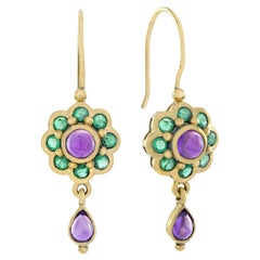 Tropfenohrringe aus 9 Karat Gelbgold mit natürlichem Amethyst und Smaragd mit Cabochon-Blumenschliff