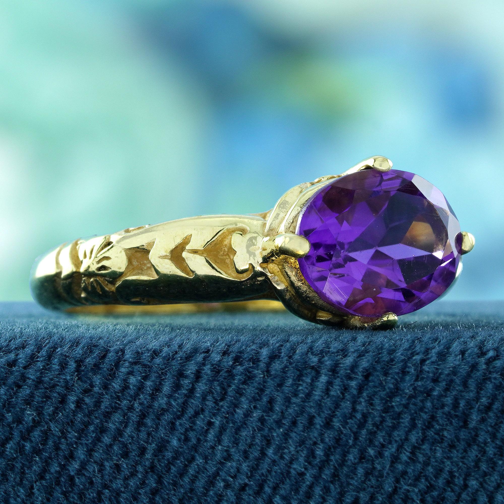 Cette bague présente un design élégant et distinctif d'inspiration vintage. Le point focal est une améthyste ovale en cabochon. Une couleur pourpre riche et profonde, donnant à la bague une qualité royale et mystérieuse. La bague est sertie dans un