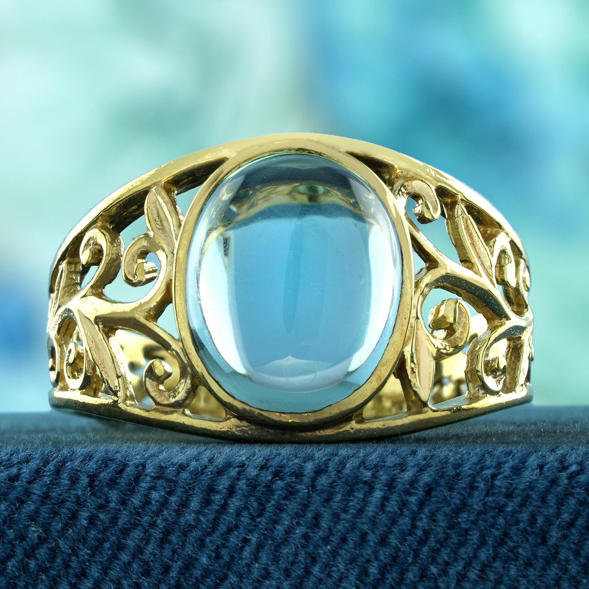 Rehaussez votre style avec cette captivante bague d'inspiration vintage qui respire le romantisme et la sophistication. Le délicat travail de filigrane complète magnifiquement la topaze bleue ovale et lisse en cabochon, créant un air d'élégance