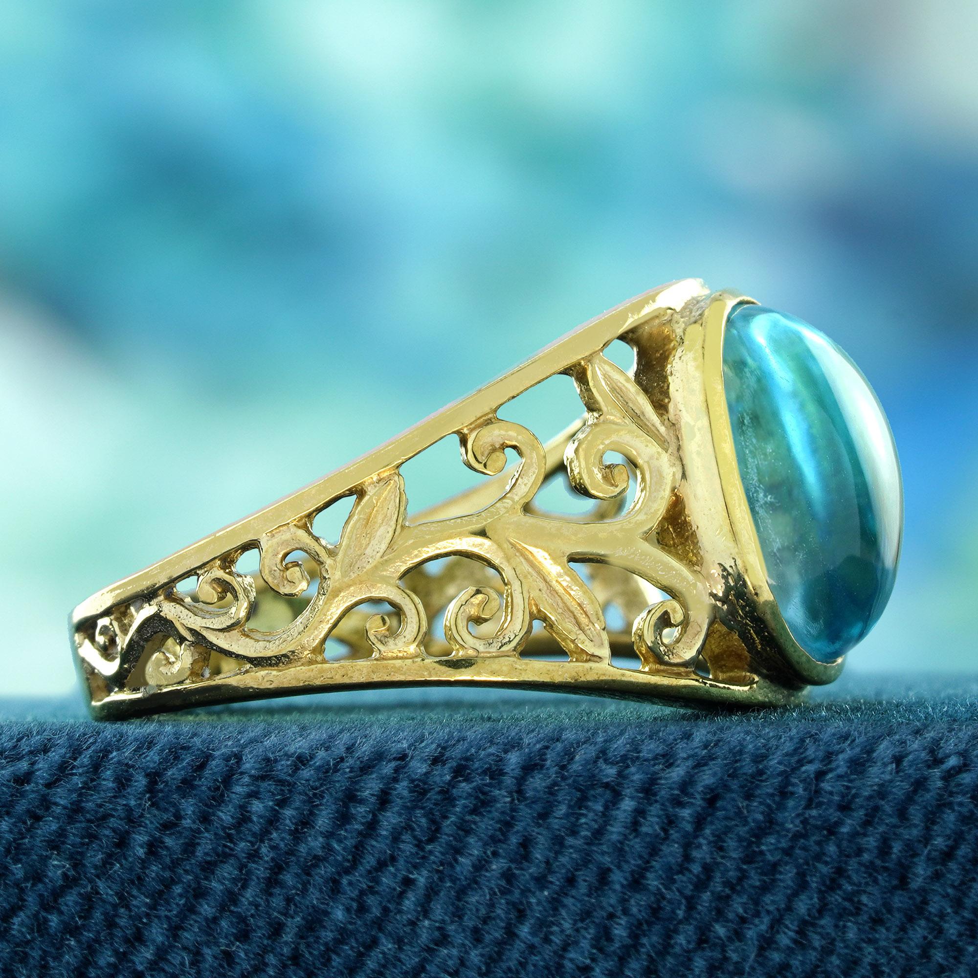 Taille cabochon Bague filigrane de style vintage en or jaune massif 9 carats avec topaze bleue cabochon naturelle en vente