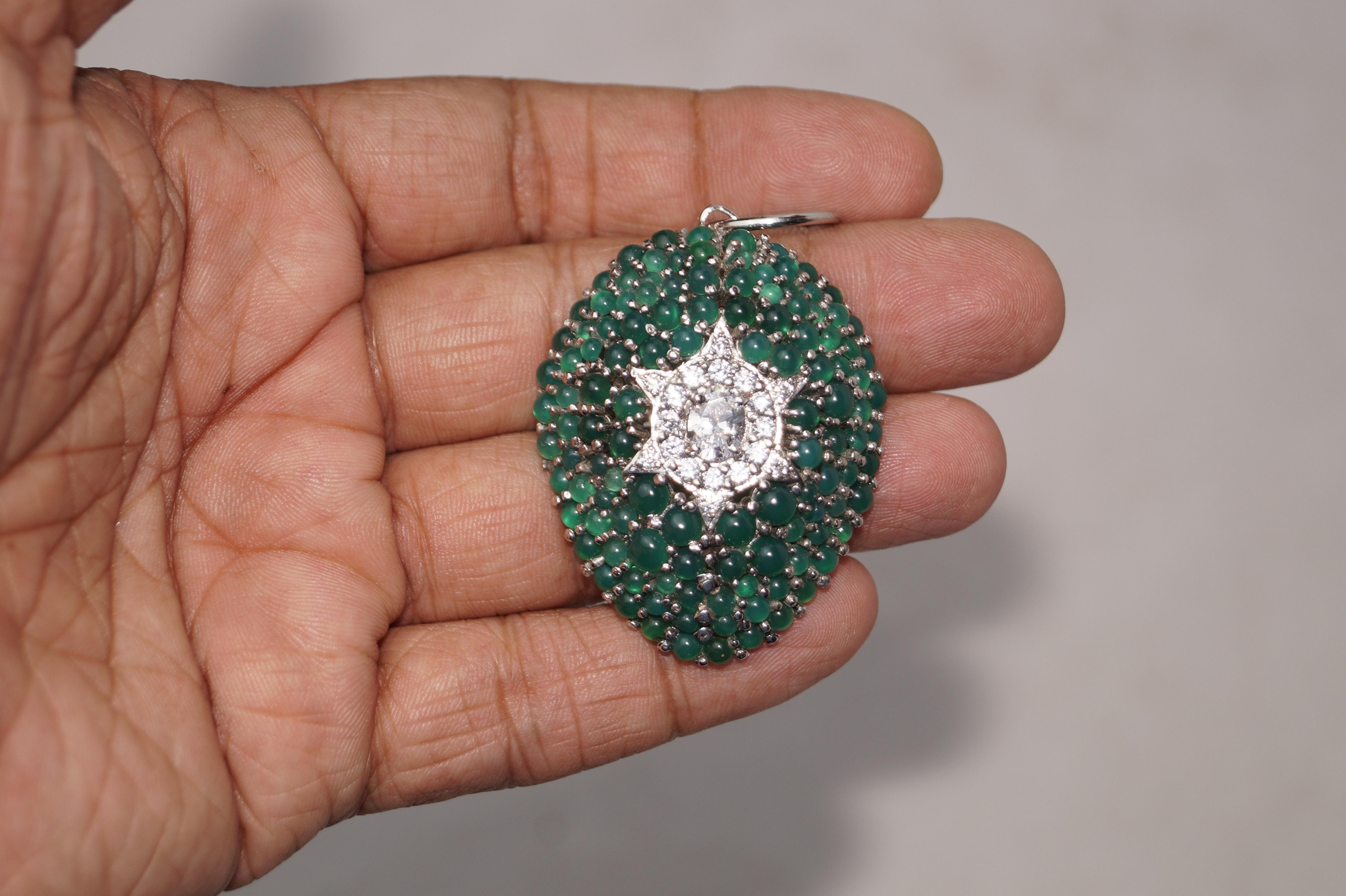 Natürlicher Cabochon Smaragd amerikanischer Diamant ovaler Anhänger im Angebot 1