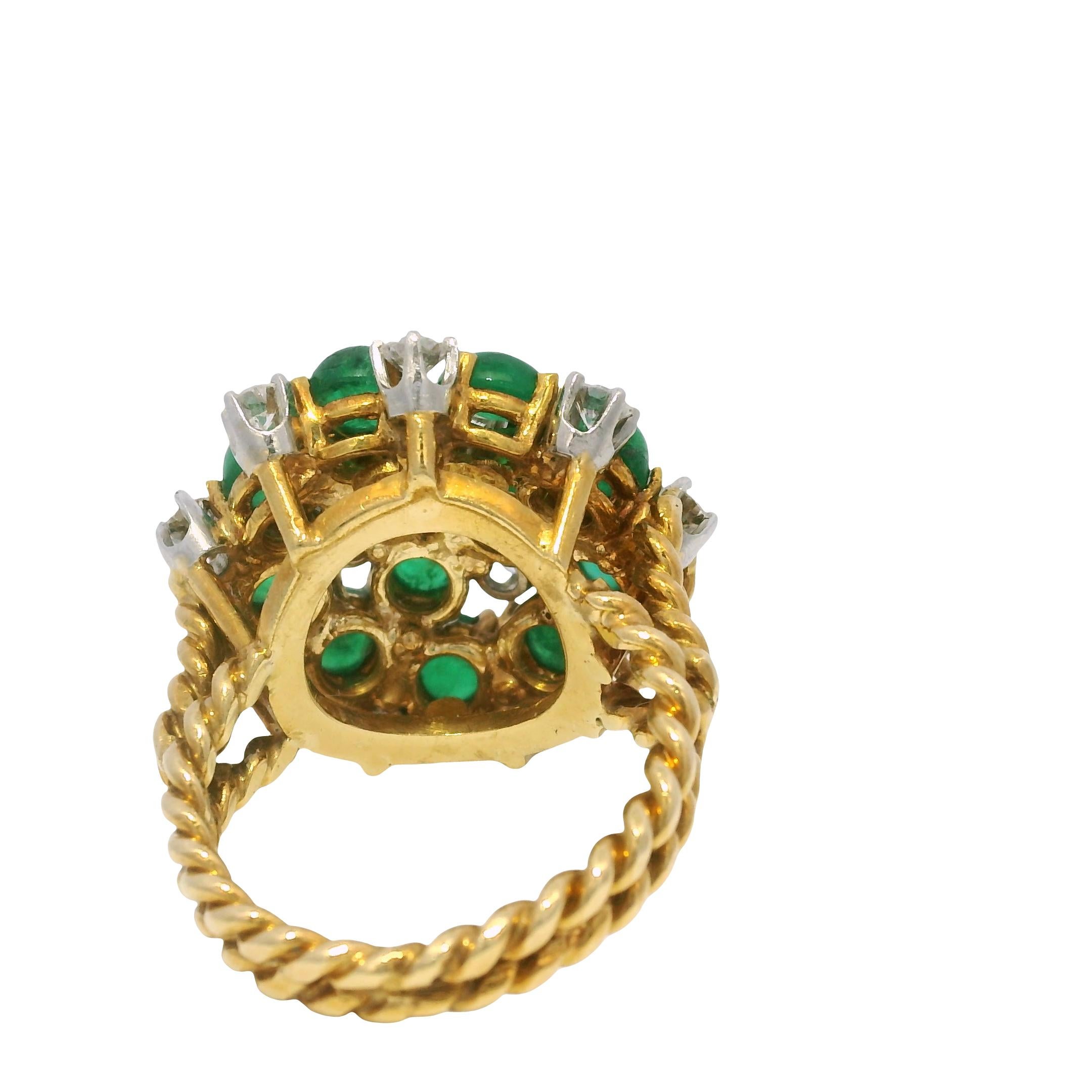 18k Gelbgold Cabochon Smaragd & Diamant Kabel Ring

Stil: Cabochon Smaragd & Diamant Ring
MATERIAL: 18k Gelbgold & Platin
Edelsteine/Diamanten Details: Es gibt ungefähr 1,35 Karat natürliche Diamanten (13 Diamanten insgesamt). Die Diamanten haben