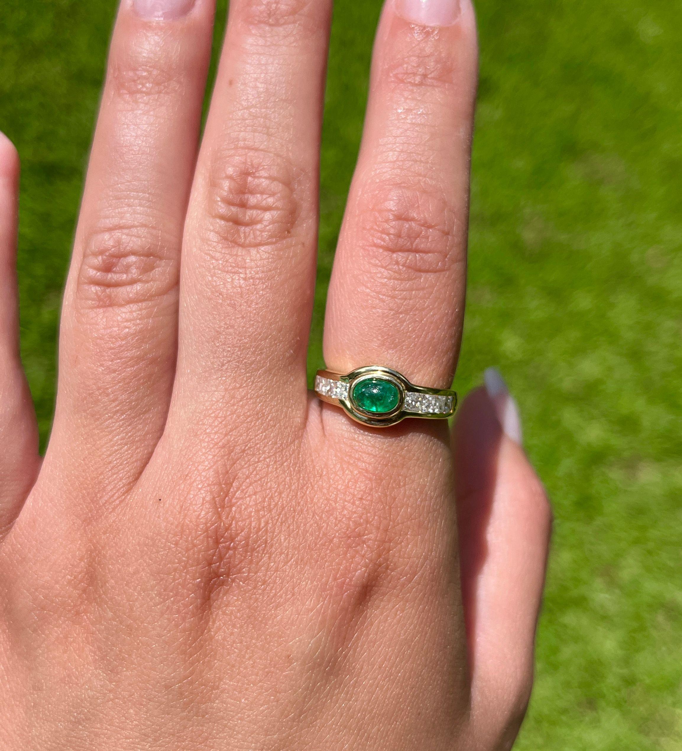 Art Deco Natural Cabochon Emerald & Princess Cut Diamonds in 18K Gold Bezel Set Ring For Sale