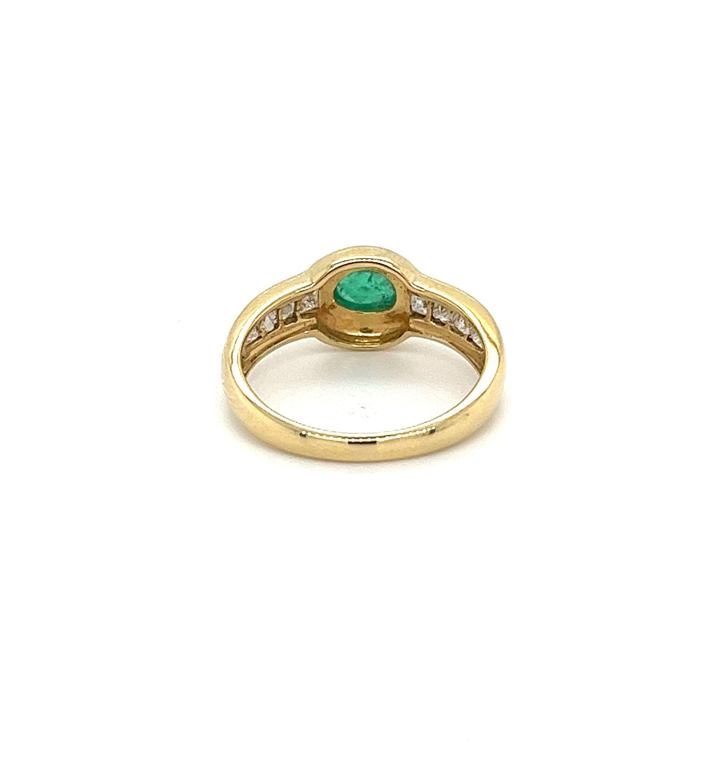 Natural Cabochon Emerald & Princess Cut Diamonds in 18K Gold Bezel Set Ring In New Condition For Sale In Miami, FL