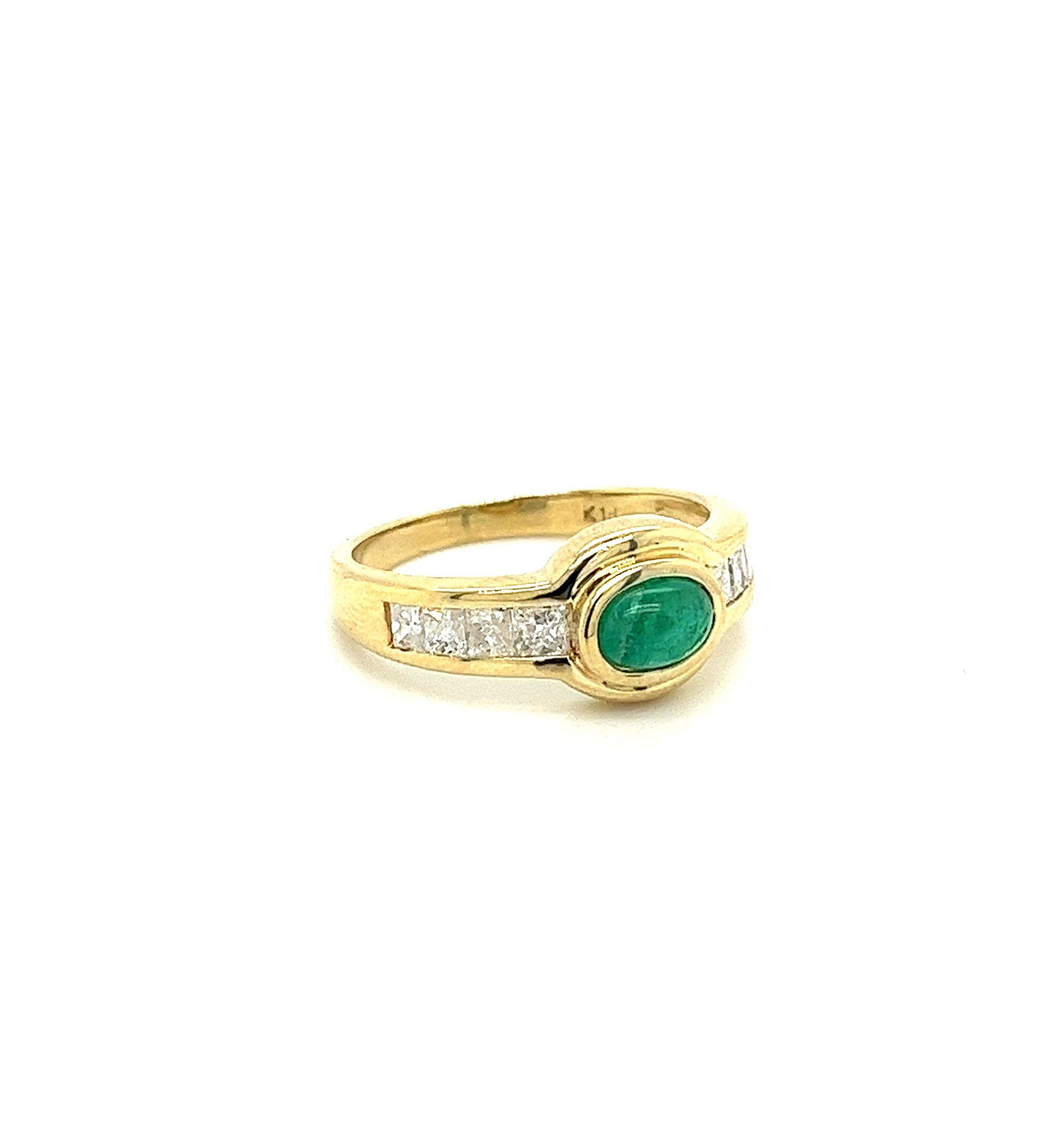 Natural Cabochon Emerald & Princess Cut Diamonds in 18K Gold Bezel Set Ring For Sale 1