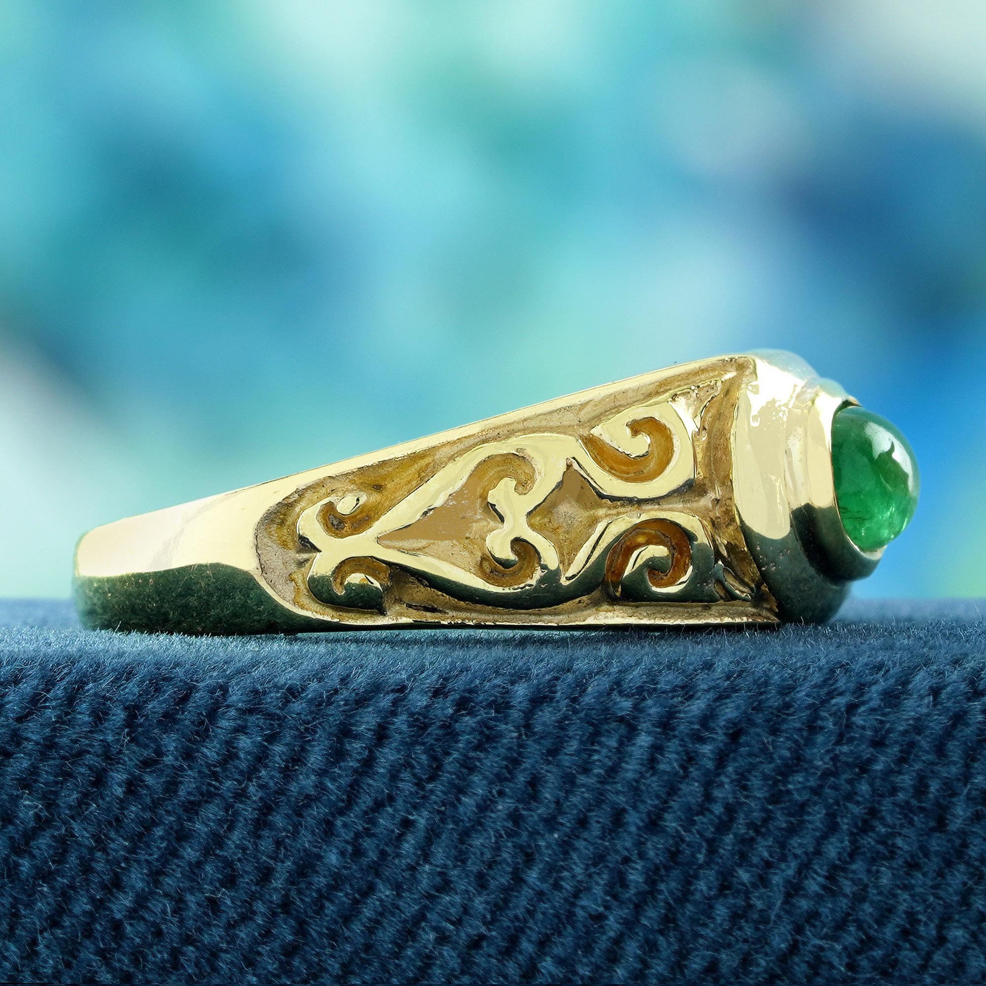 Natural Cabochon Emerald Vintage Style Carved Band Ring in Solid 9K Yellow Gold In New Condition For Sale In Bangkok, TH