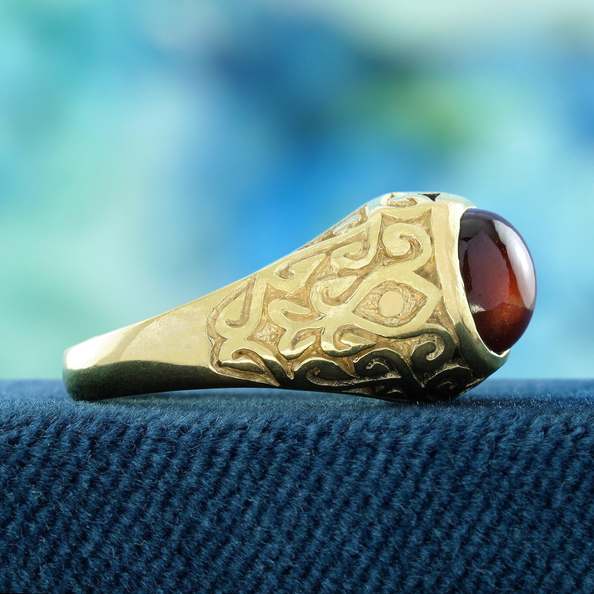 Natural Cabochon Garnet Vintage Style Carved Ring in 9K Yellow Gold In New Condition For Sale In Bangkok, TH
