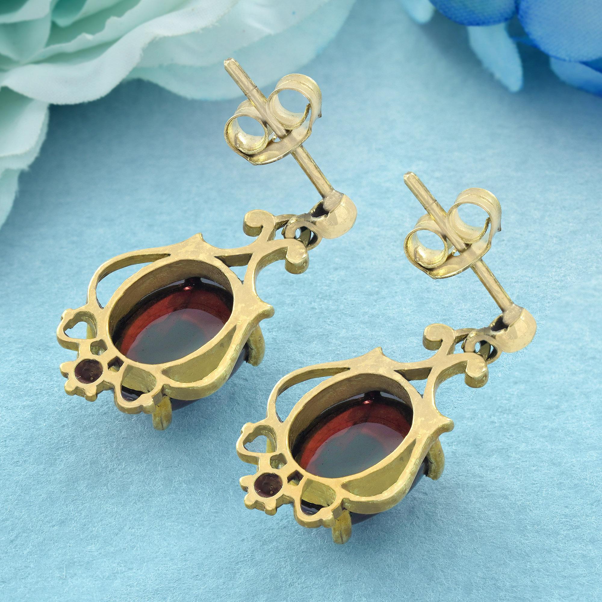 Natural Cabochon Garnet Vintage Style Floral Drop Earrings in Solid 9K Gold In New Condition For Sale In Bangkok, TH