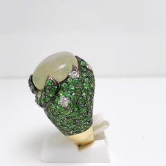 Natürlicher Cabochon-Tsavorit-Cocktailring aus 18 Karat Gelbgold mit Diamanten