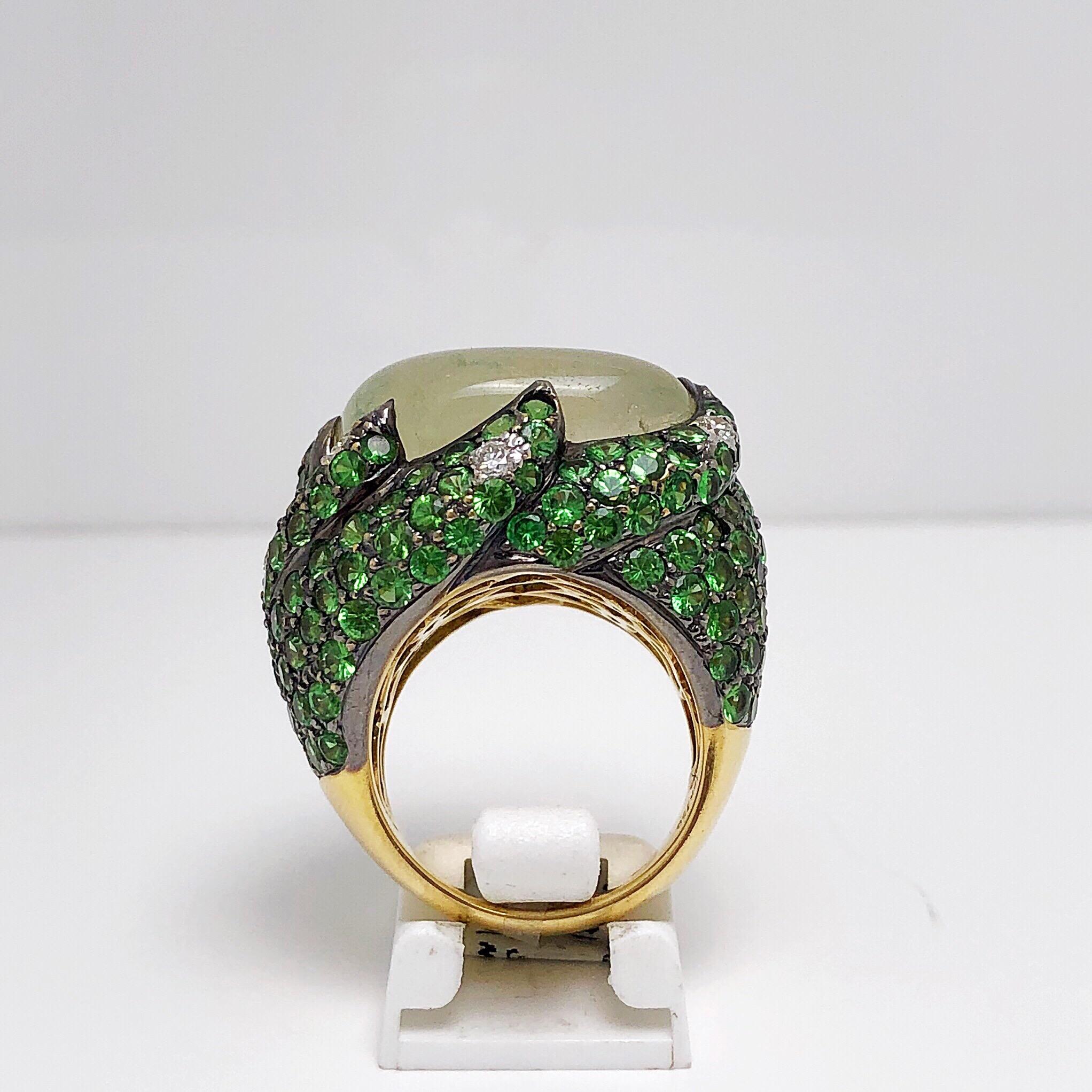 Anillo de Cóctel de Cabujón Natural de Tsavorita en Oro Amarillo de 18 Kilates con Diamantes Corte redondo en venta