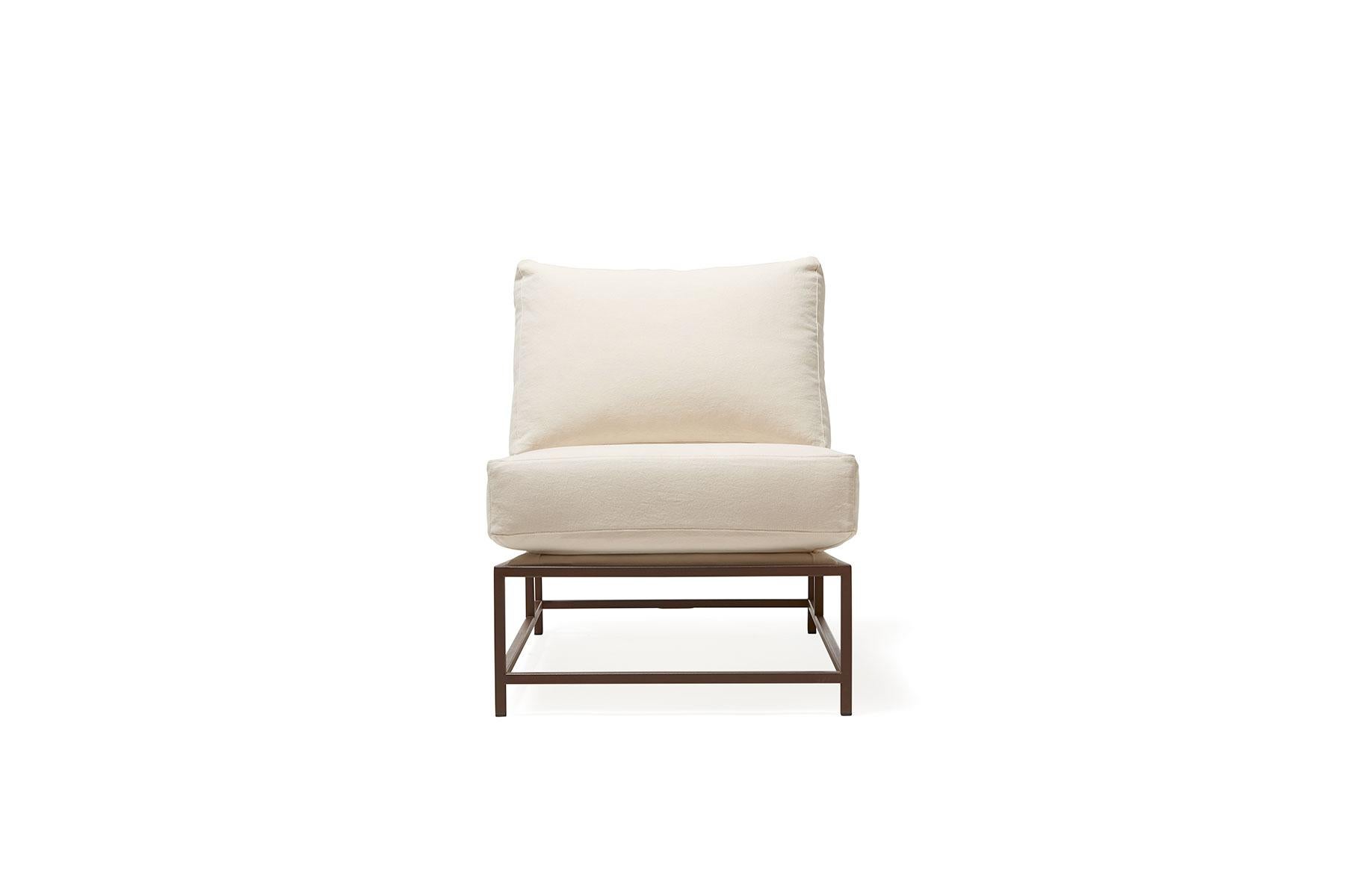 Élégante et raffinée, la chaise de la collection Inheritance de Stephen Kenn est un excellent complément à presque tous les espaces.

Cette variante est garnie de toile naturelle. Les coussins de siège en mousse ont été enveloppés dans de la