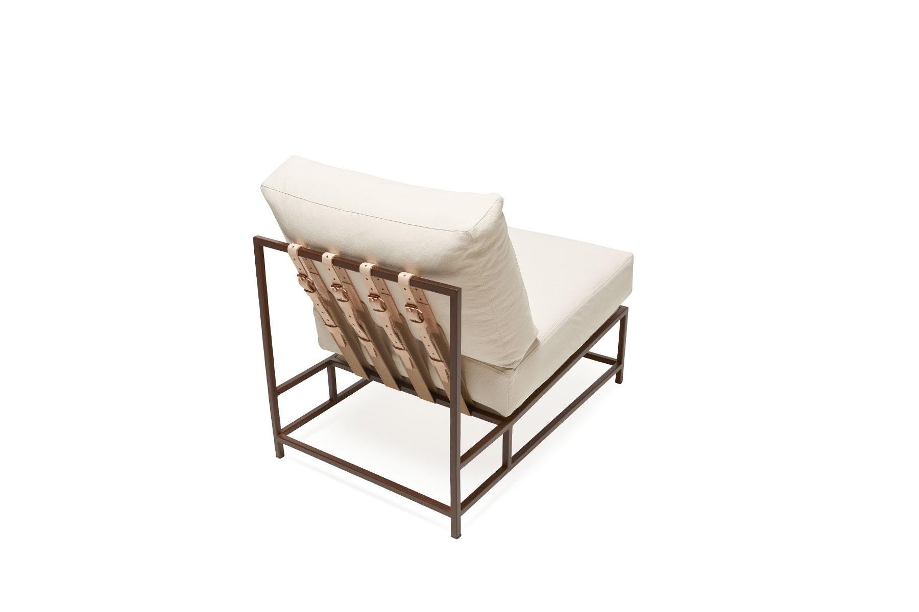 Stuhl aus natürlichem Segeltuch und marmoriertem Rost im Zustand „Neu“ im Angebot in Los Angeles, CA