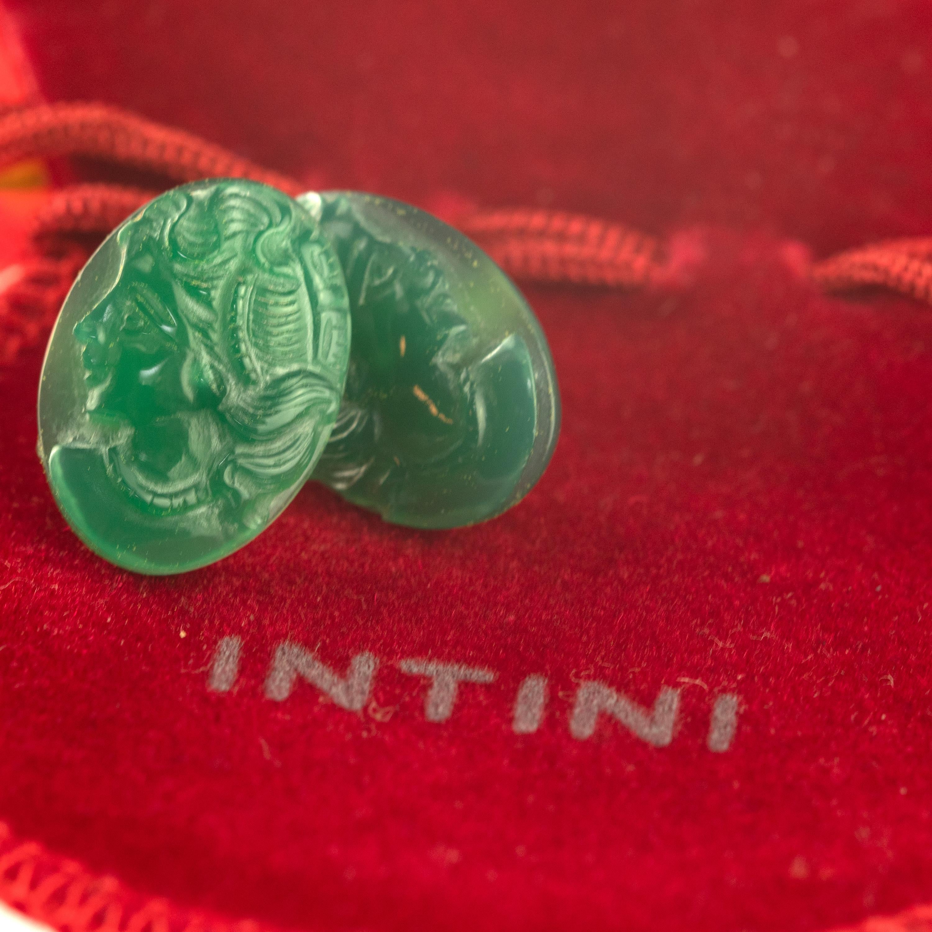 Clous d'oreilles cocktail chic en or 14 carats avec tête de femme ovale sculptée en agate naturelle Neuf - En vente à Milano, IT