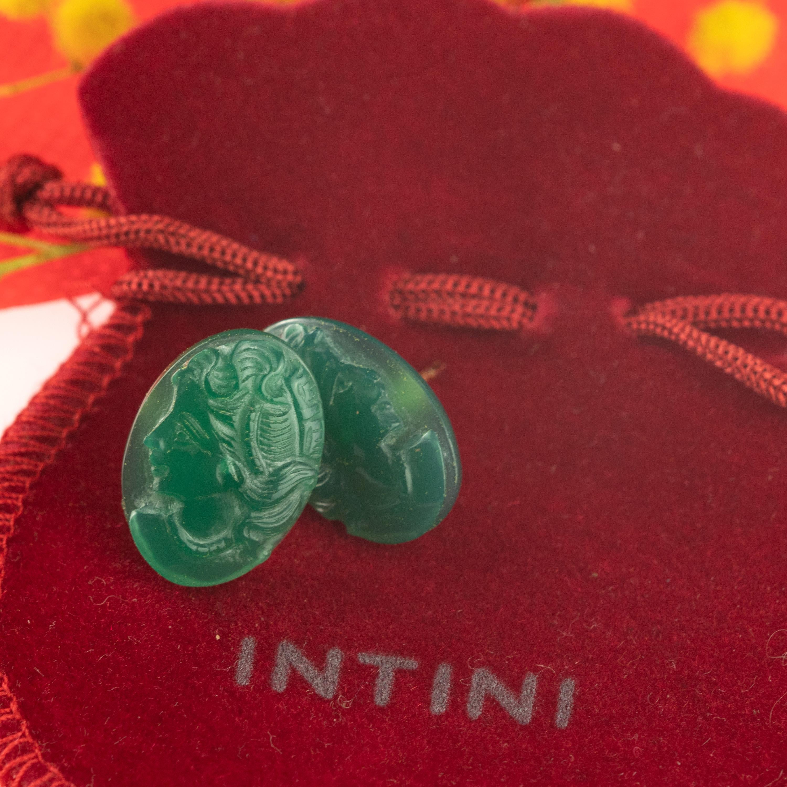 Clous d'oreilles cocktail chic en or 14 carats avec tête de femme ovale sculptée en agate naturelle Unisexe en vente