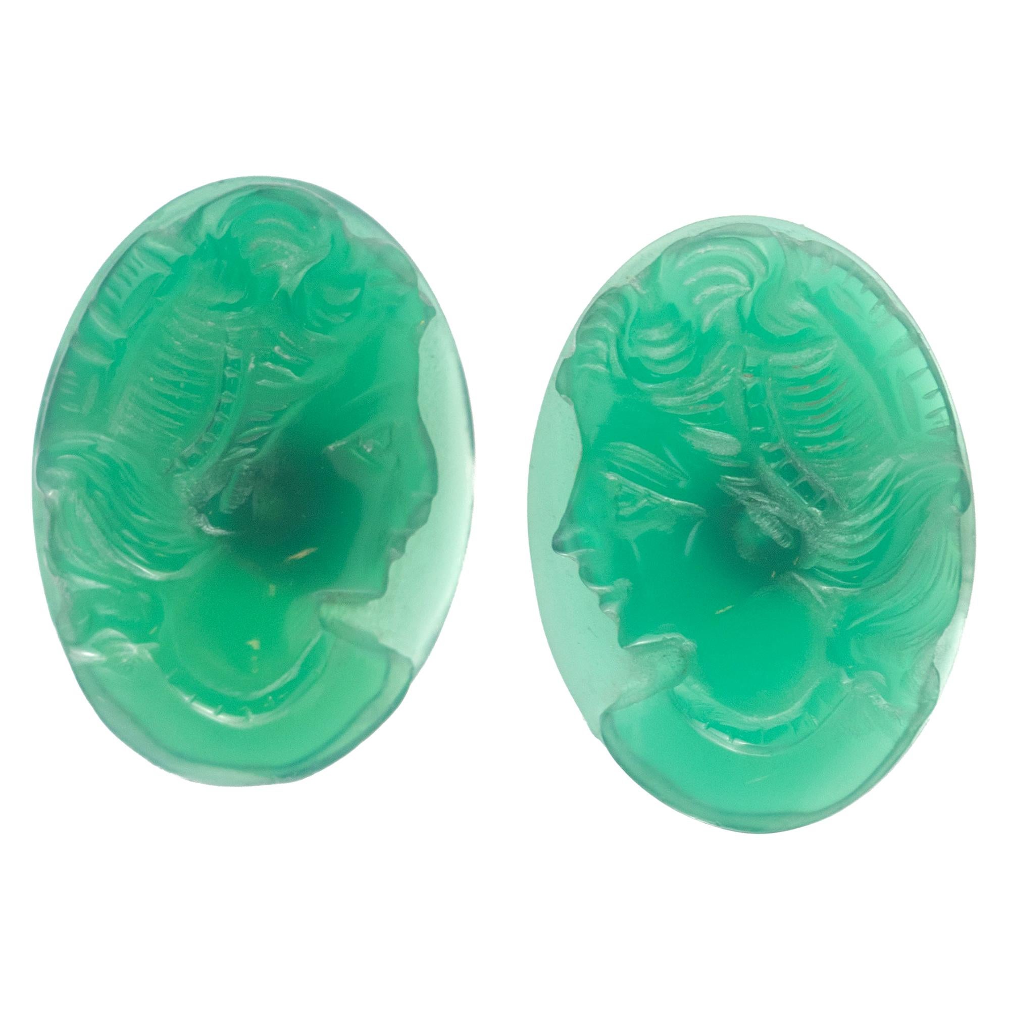 Clous d
oreilles cocktail chics en plaqué or avec tête de femme ovale en agate naturelle sculptée