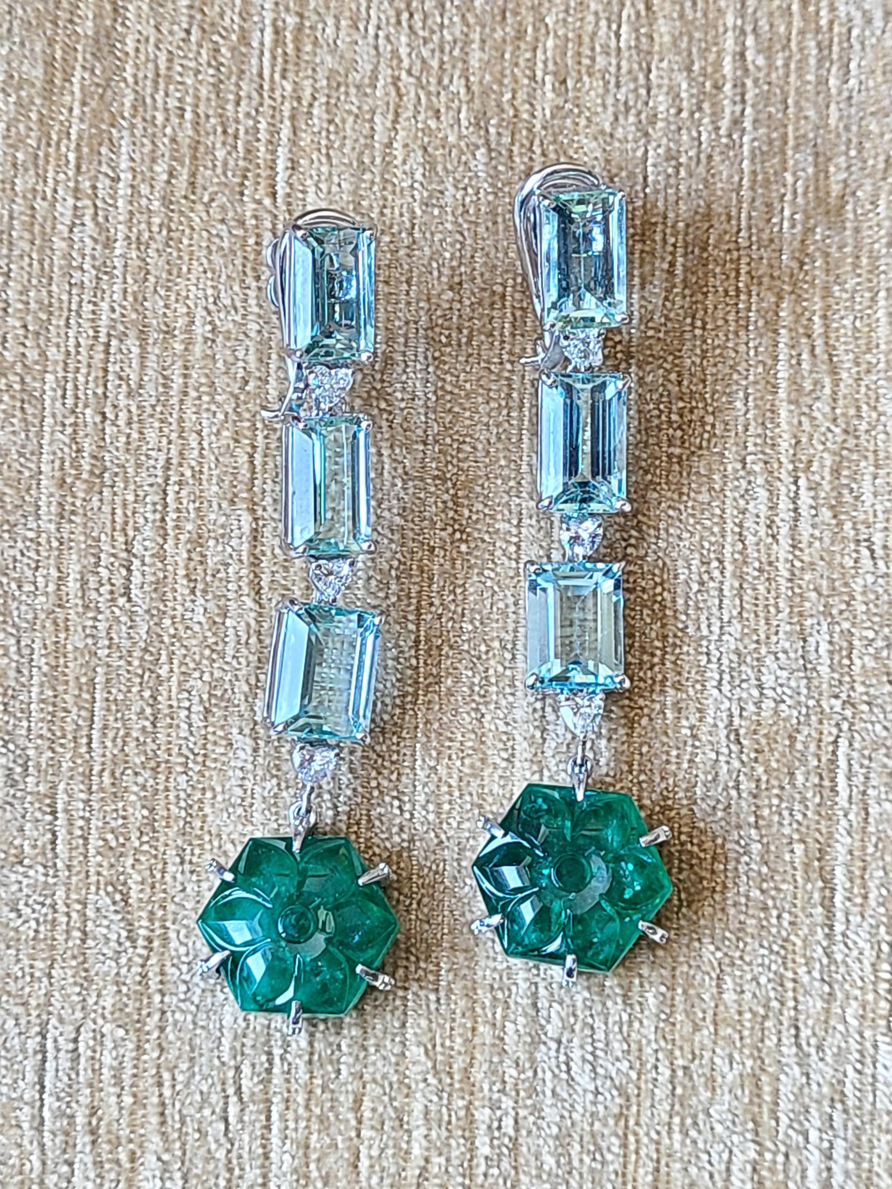 Natürlicher geschnitzter Smaragd und Aquamarin-Ohrringe aus 18 Karat Gold mit Diamant (Moderne)