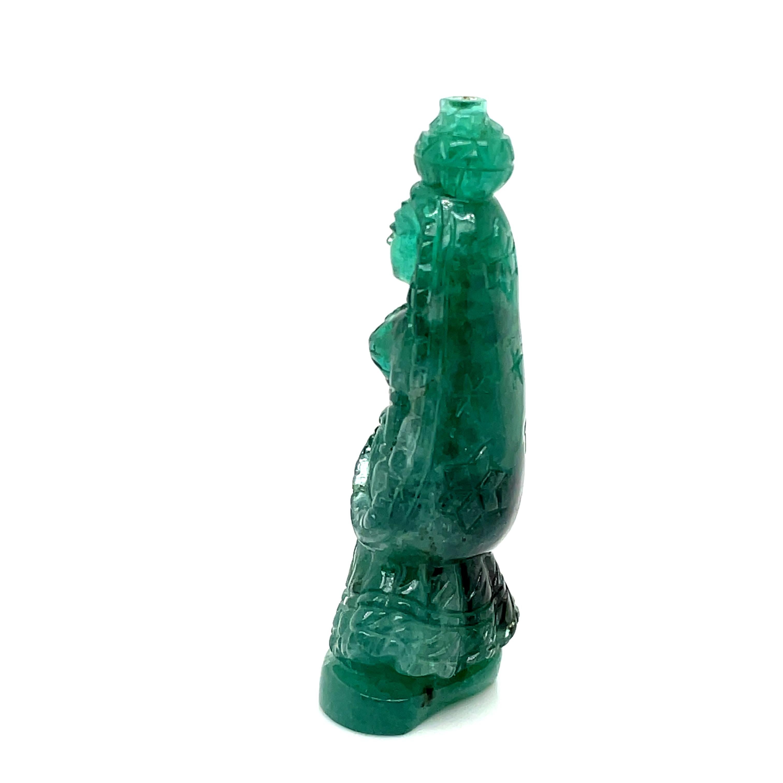 Natürlicher geschnitzter Smaragd Cts 106,02 Dame, die Makta hält, mit Smaragd (Smaragdschliff) im Angebot