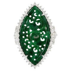 Natürlicher geschnitzter Jade-Ring aus 18 Karat Weißgold mit Diamantfassung