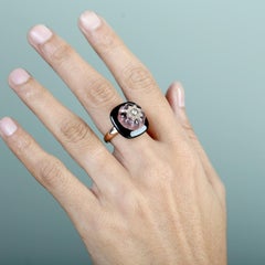 Anello con tormalina rosa naturale intagliata, onice nero e diamanti, con montatura in oro 14 carati