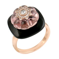 Anello con tormalina rosa naturale intagliata, onice nero e diamanti, con montatura in oro 14 carati