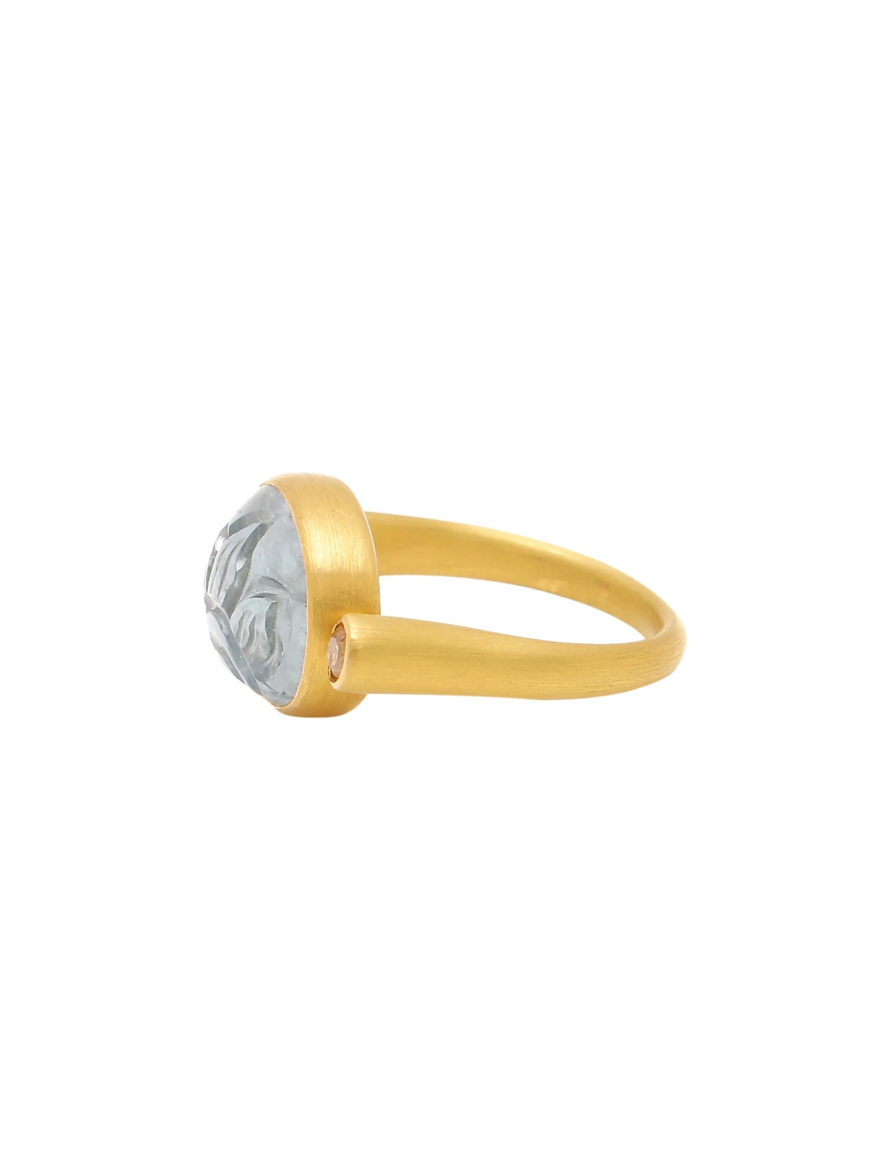 Un anillo pieza de arte con un hermoso zafiro natural transparente sobre una plataforma giratoria con un par de diamantes marrones a ambos lados.
Todo el anillo está hecho a mano cuidadosamente en oro amarillo de 22 quilates por nuestros artesanos