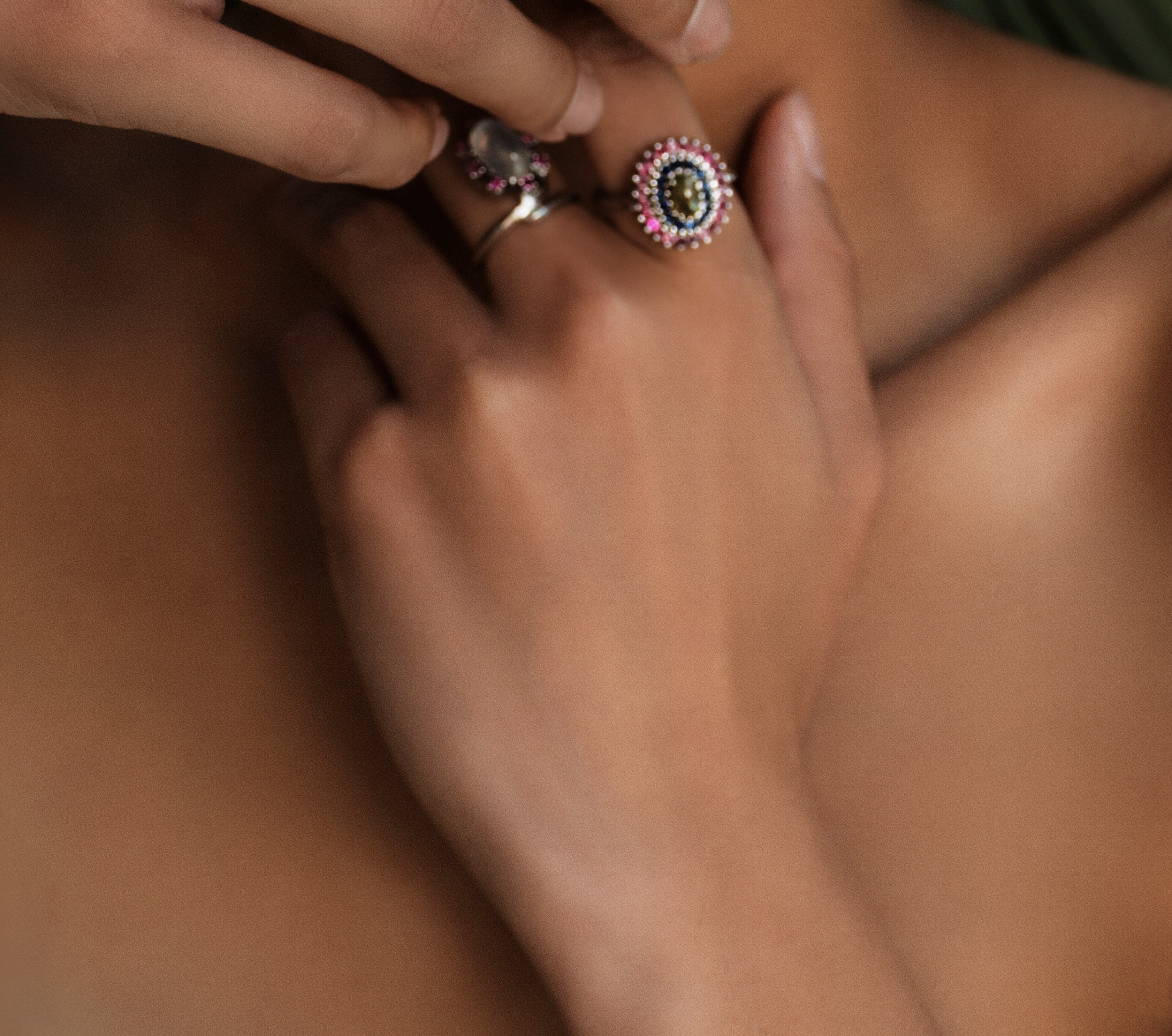  Experimenta las maravillas de la naturaleza con nuestra impresionante gema de color Ojo de Gato Anillo de Crisoberilo y Zafiro. Elaborado con precisión y adornado con una fascinante variedad de piedras preciosas, este anillo es una auténtica obra