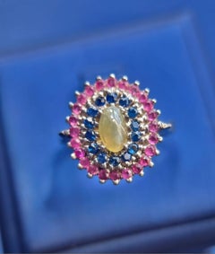 Anillo de cóctel de crisoberilo ojo de gato natural y zafiro