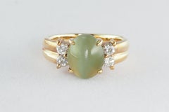 Anillo de Diamantes y Piedra Ojo de Gato Natural en Oro Amarillo de 18 K