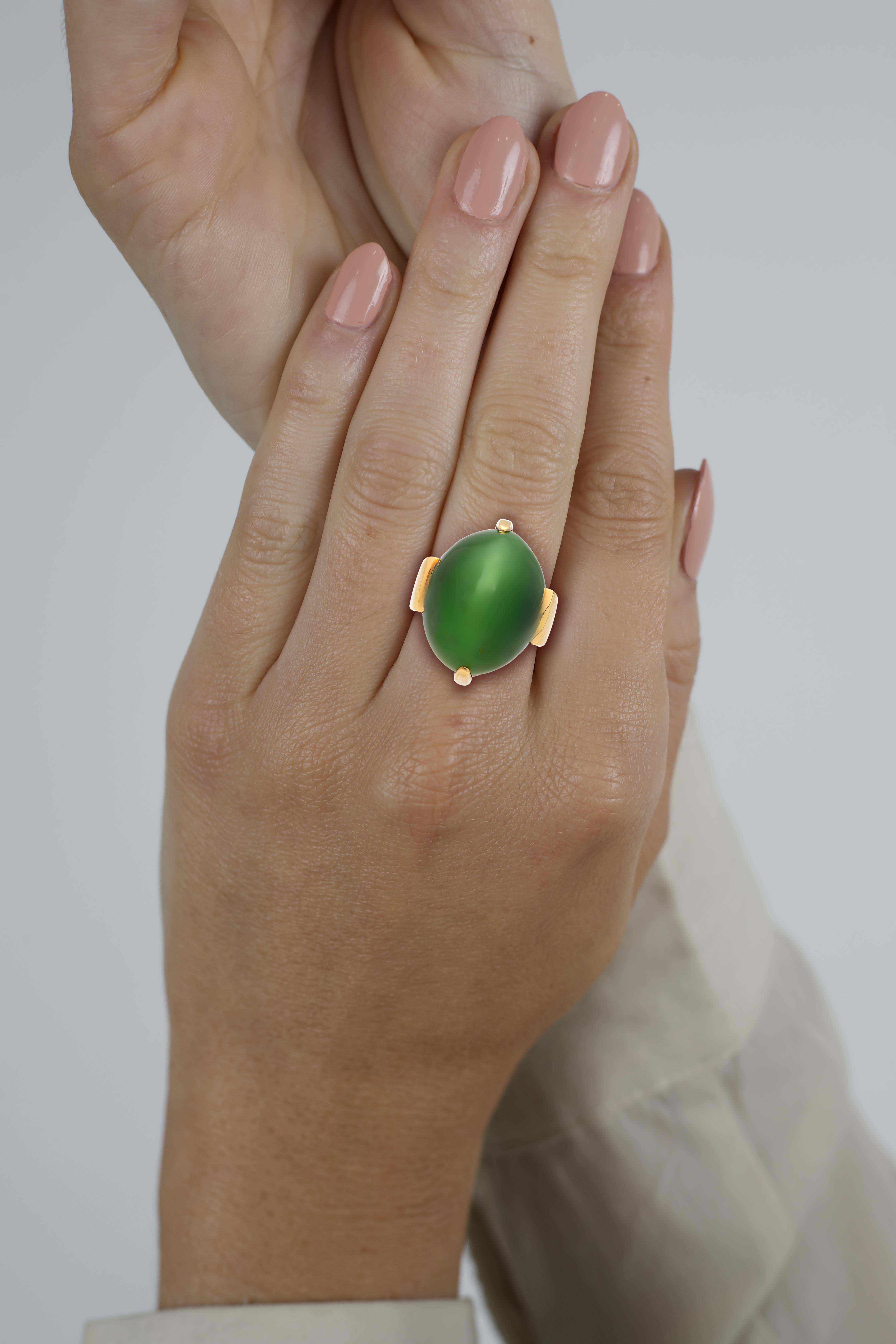 Cats Eye Gump Signed Ring in 14K Yellow Gold .

Invest in luxury with this vintage Gump signed dome solitaire ring, featuring a vivid green Cats Eye , shaped into an oval cabochon, and secured with a 4-prong setting. Crafted from 14K yellow gold,