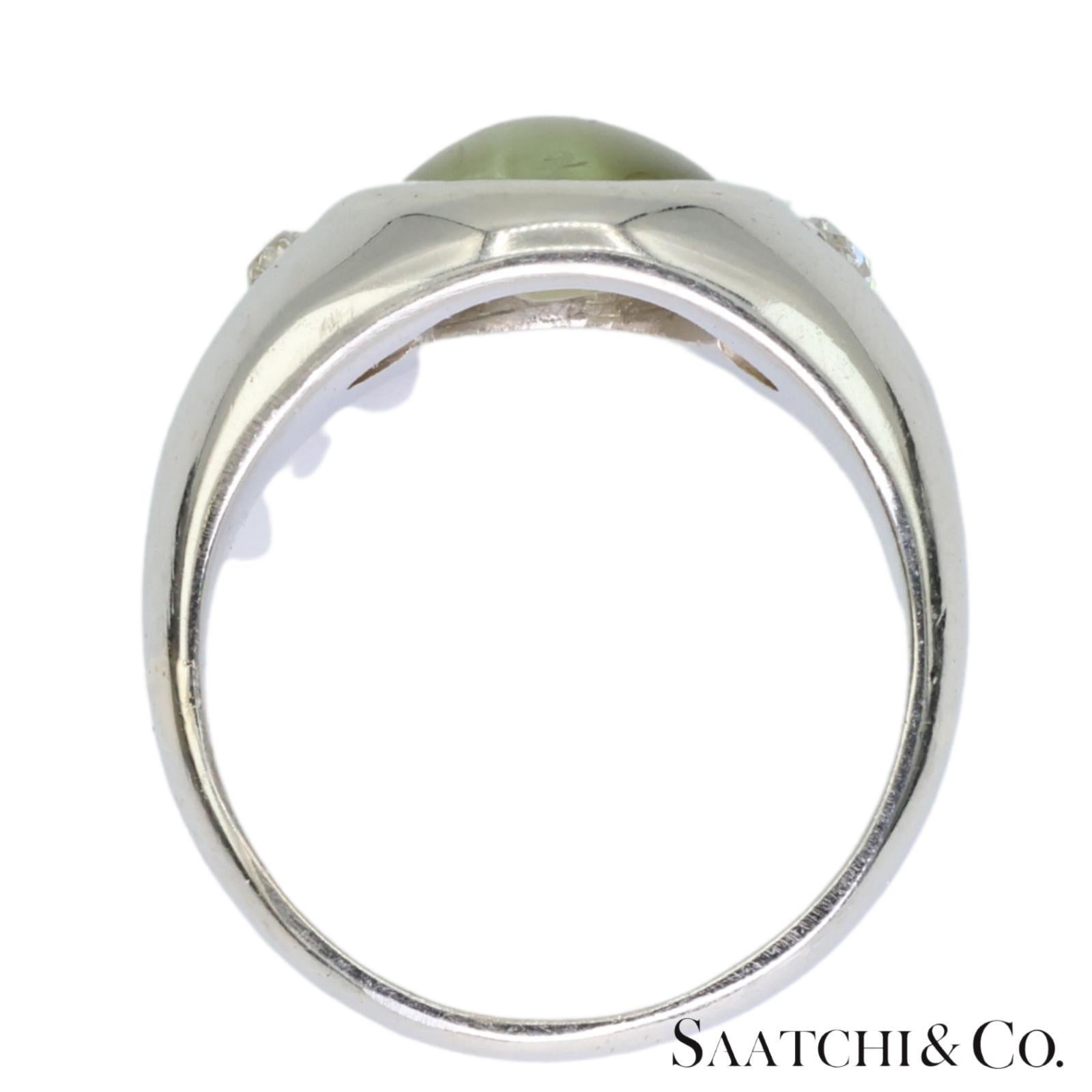 Anello con occhio di gatto naturale in oro bianco 18K 750 In condizioni ottime in vendita a New York, NY