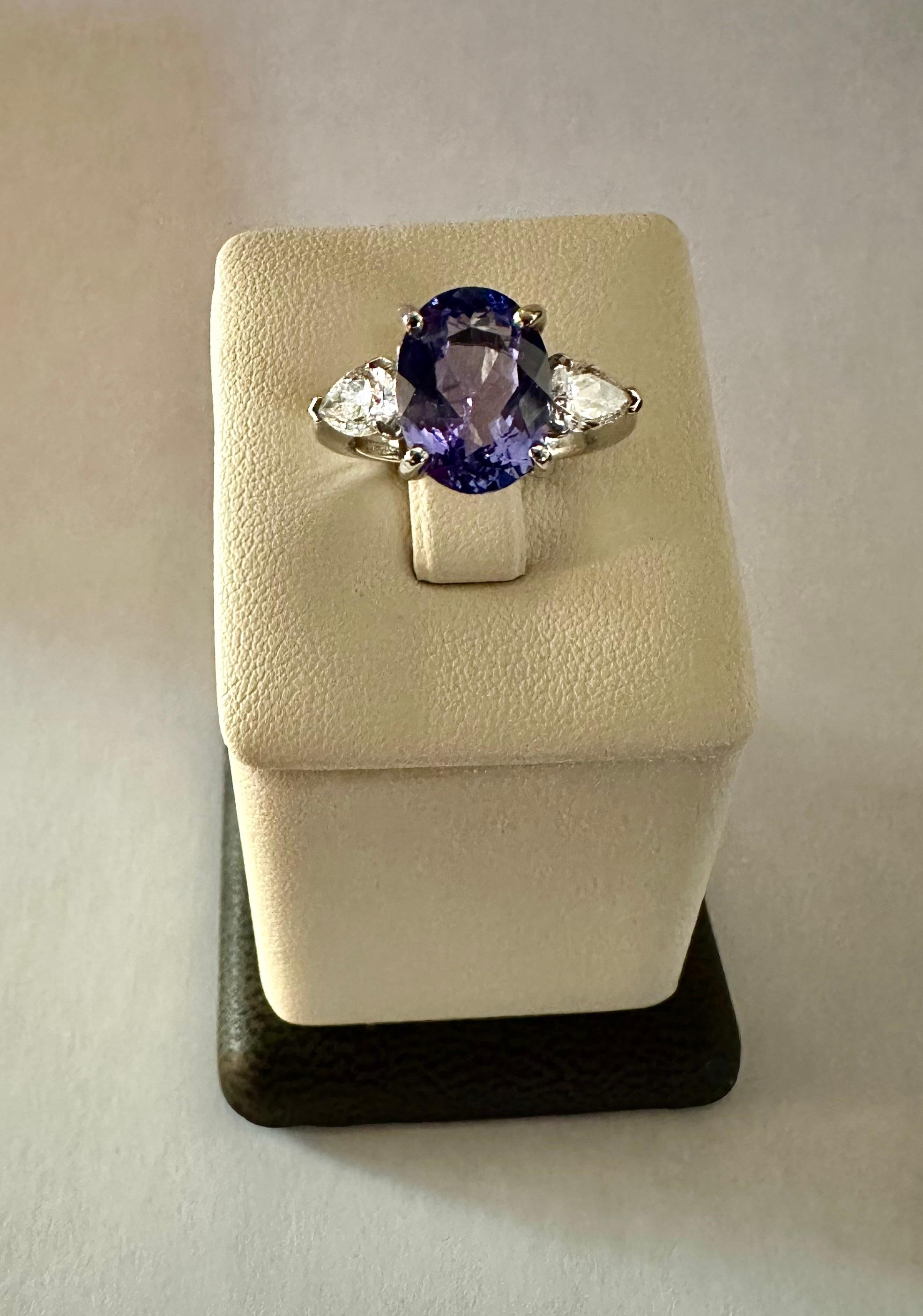 Anillo de platino con tanzanita y diamantes de talla ovalada y centro natural 

Número total de piedras: 3 Una ovalada y 2 en forma de pera

Diamantes talla pera de lado natural: 1,33 Quilates

Color: F Claridad: VS2

Número total de piedras: 2