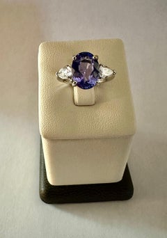 Anello in platino con tanzanite e diamanti taglio ovale centrale Nature, T 4.00 Ct., D 1.33 Ct.