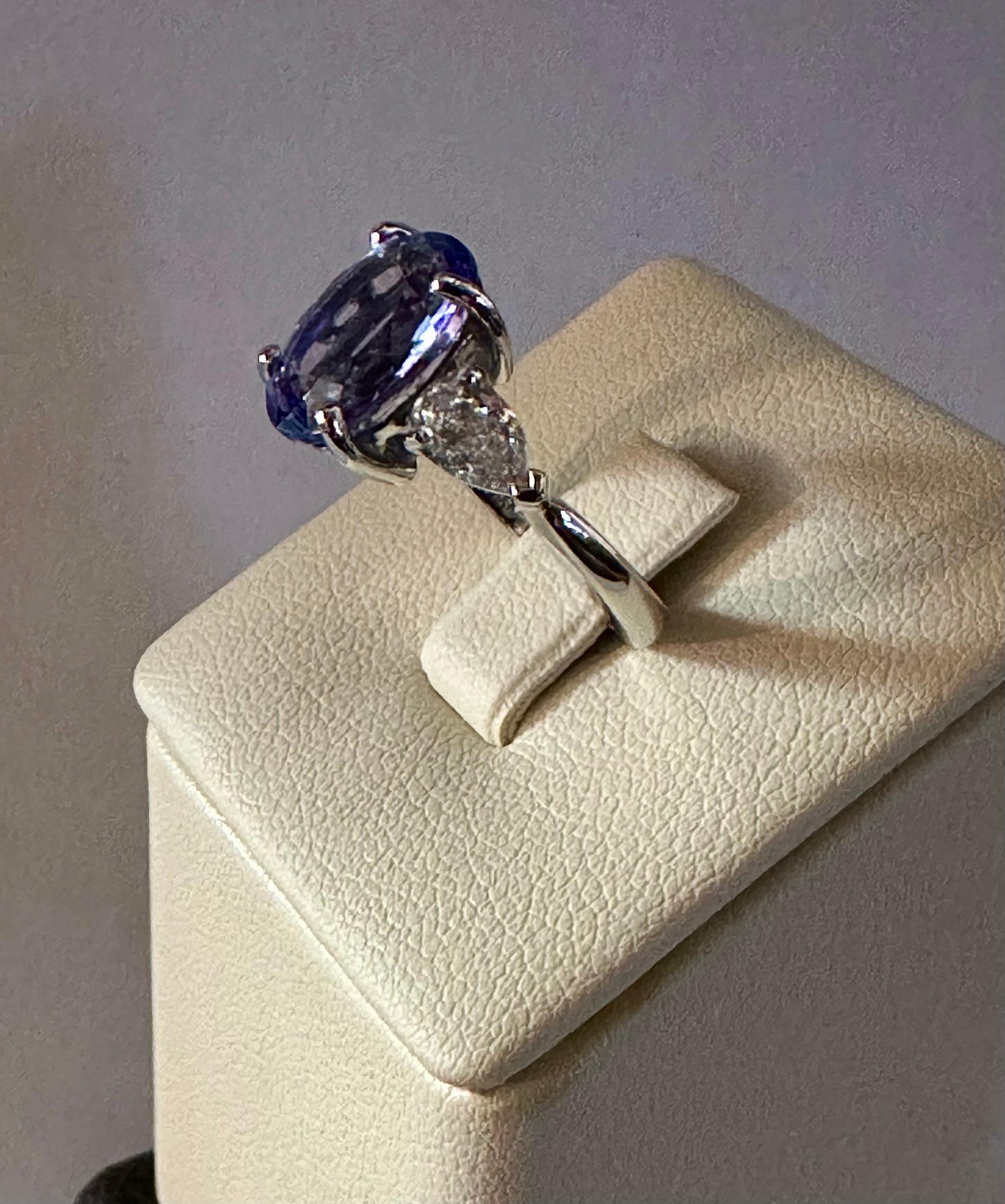Anillo de platino con tanzanita y diamantes de talla oval y centro natural, T 4,00 ct, D 1,33 ct Corte oval en venta