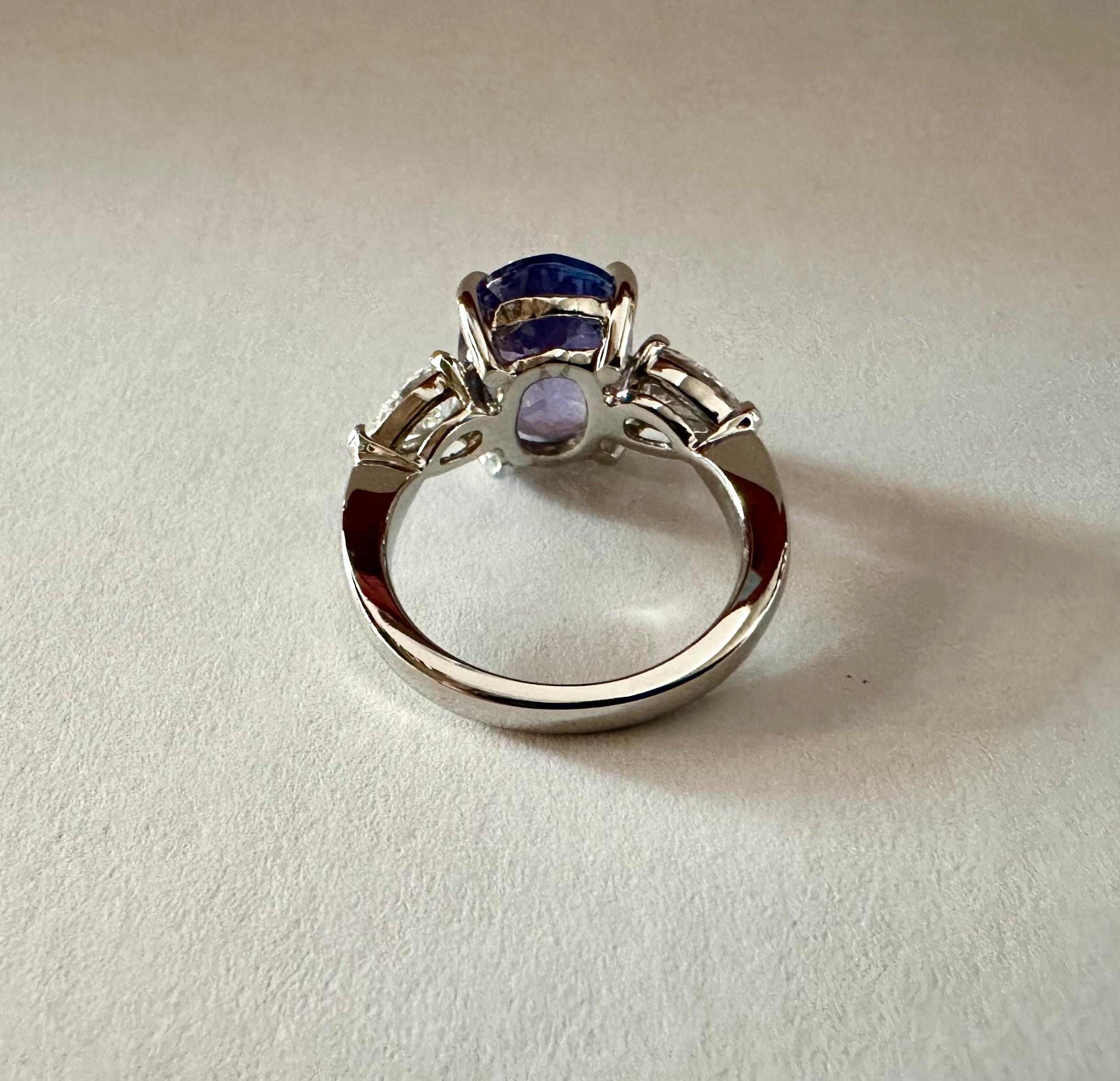 Anillo de platino con tanzanita y diamantes de talla oval y centro natural, T 4,00 ct, D 1,33 ct en Nuevo estado para la venta en Laguna Beach, CA