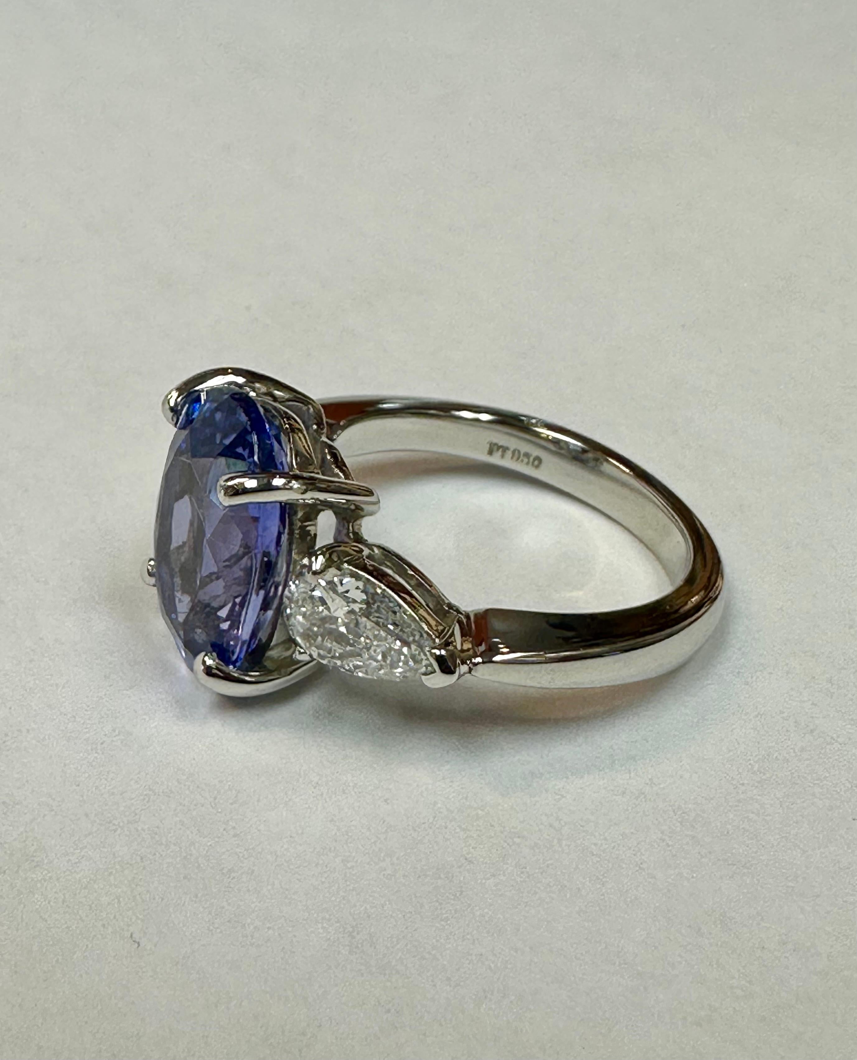 De las mujeres Anillo de platino con tanzanita y diamantes de talla oval y centro natural, T 4,00 ct, D 1,33 ct en venta