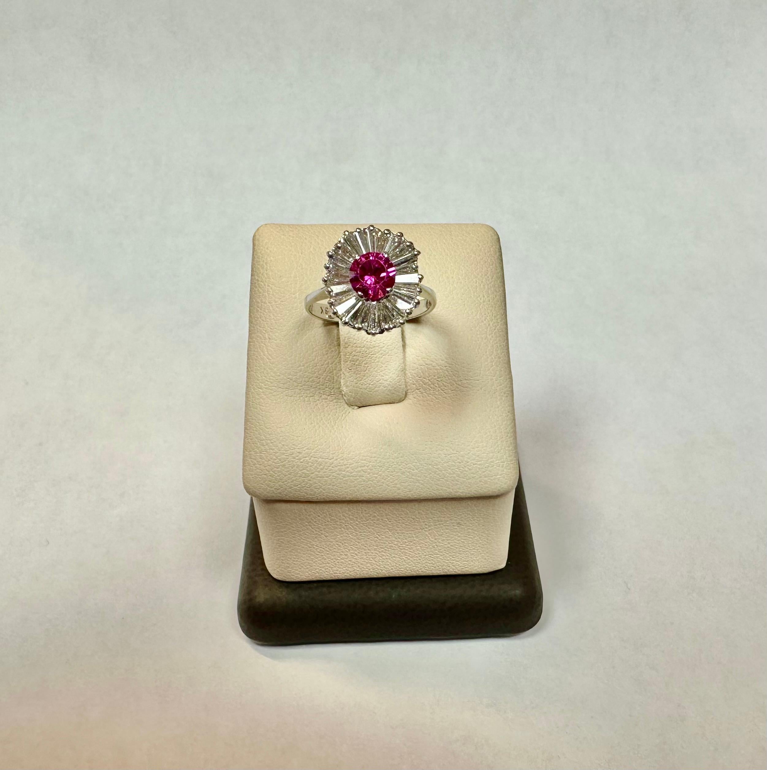 Anillo Bailarina Rosa Caliente Natural y Diamante Baguette 18K

Color de la gema central: Rosa intenso

Número total de piedras: 25 Una redonda y 24  Forma de baguette

Lado Natural  Diamantes talla baguette: 1,95 Quilates Peso total

Color: Color