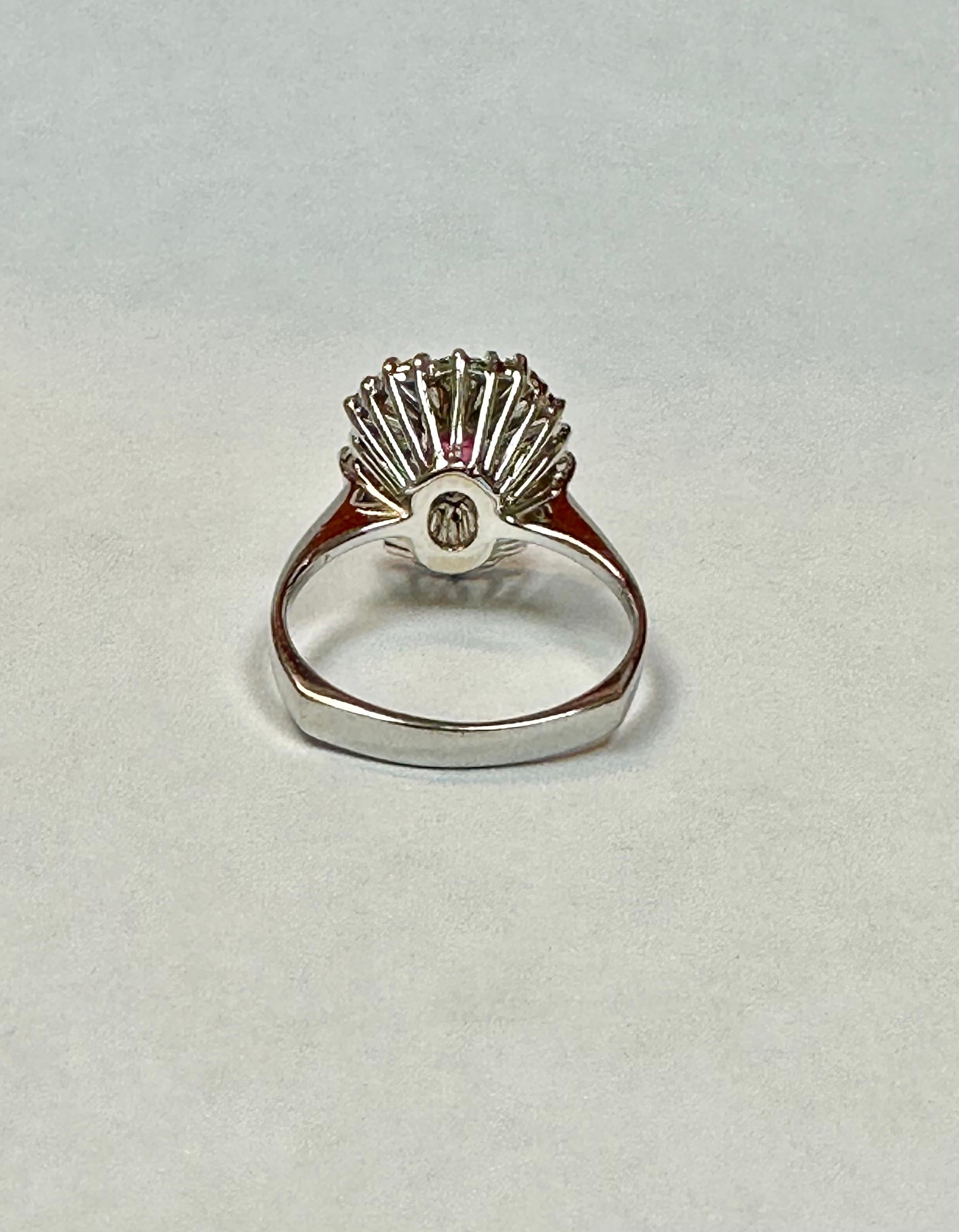 Anillo de 18 quilates con zafiro rosa y diamante de forma redonda central natural S 1,10CT, D 1,95 CT en Nuevo estado para la venta en Laguna Beach, CA