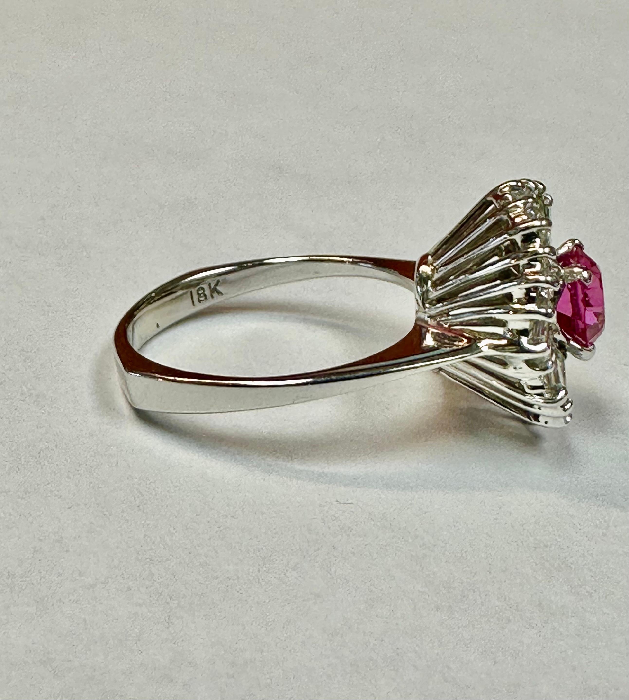 De las mujeres Anillo de 18 quilates con zafiro rosa y diamante de forma redonda central natural S 1,10CT, D 1,95 CT en venta