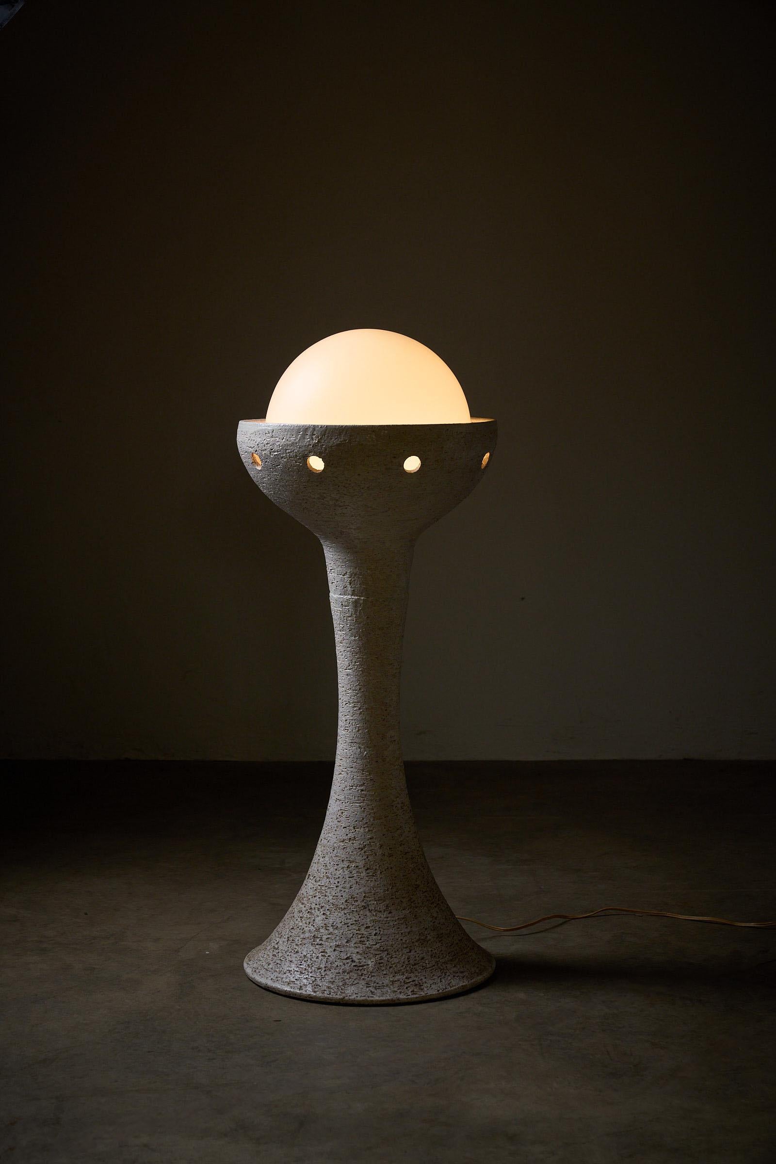 Ce lampadaire exquis du fabricant BEGA est une remarquable pièce de déclaration entièrement fabriquée en céramique. D'une hauteur de 95 cm, sa forme organique est complétée par une finition blanche joliment texturée, ajoutant une touche d'élégance à