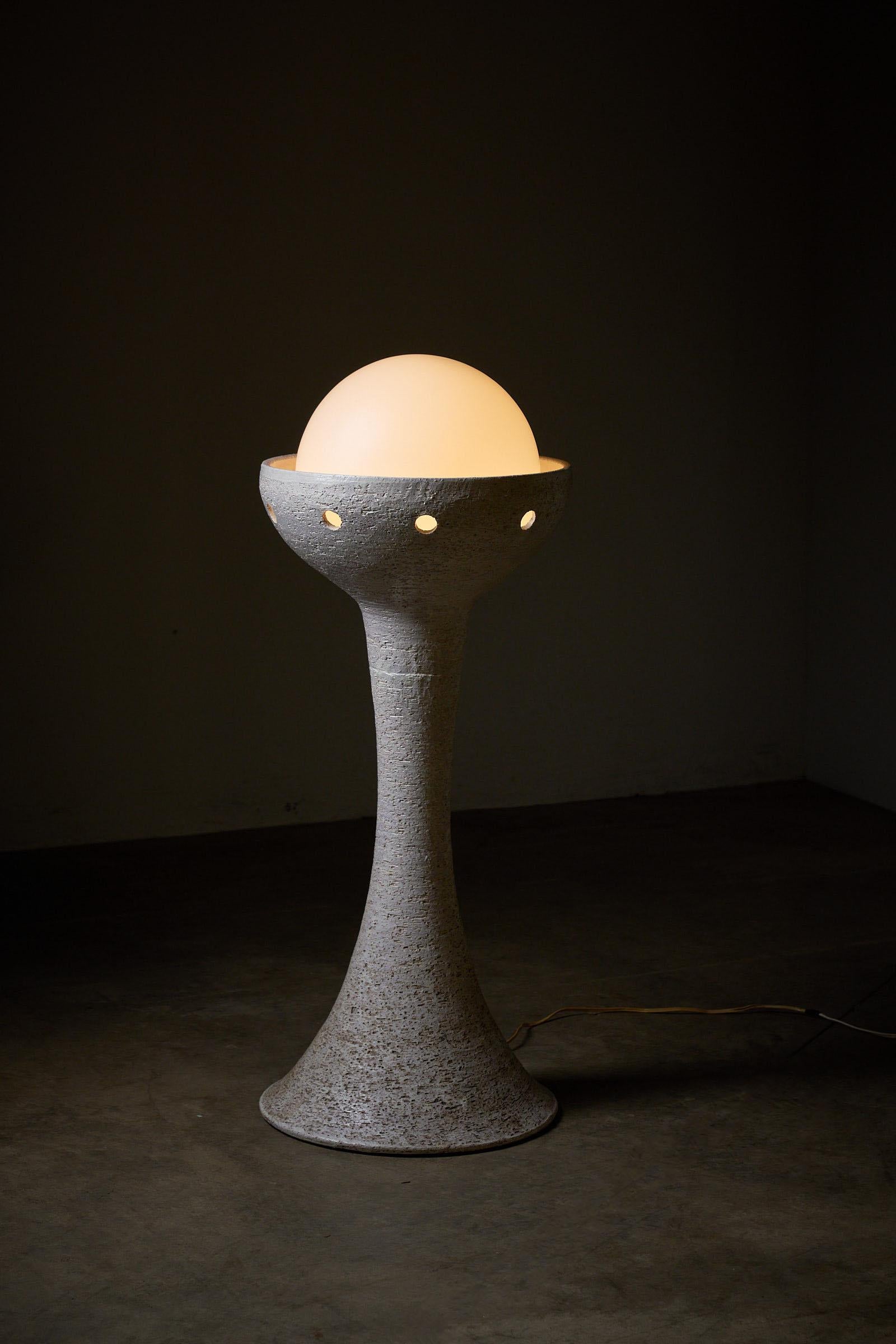Ère spatiale Lampadaire BEGA avec diffuseur sphérique en verre en vente