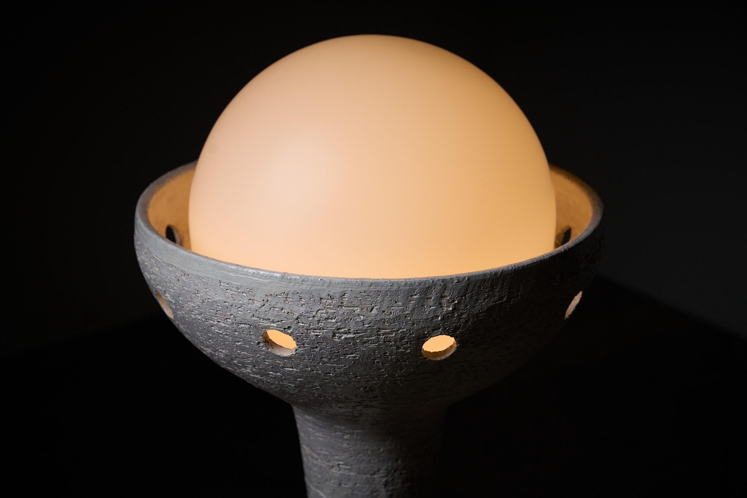 Européen Lampadaire BEGA avec diffuseur sphérique en verre en vente