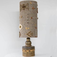 Lampe aus Naturkeramik von Pelletier, Gestickter Lampenschirm nach Maß von R. Houben