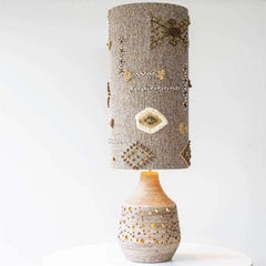 Lampe en céramique naturelle dans le style de Pelletier, abat-jour brodé sur mesure