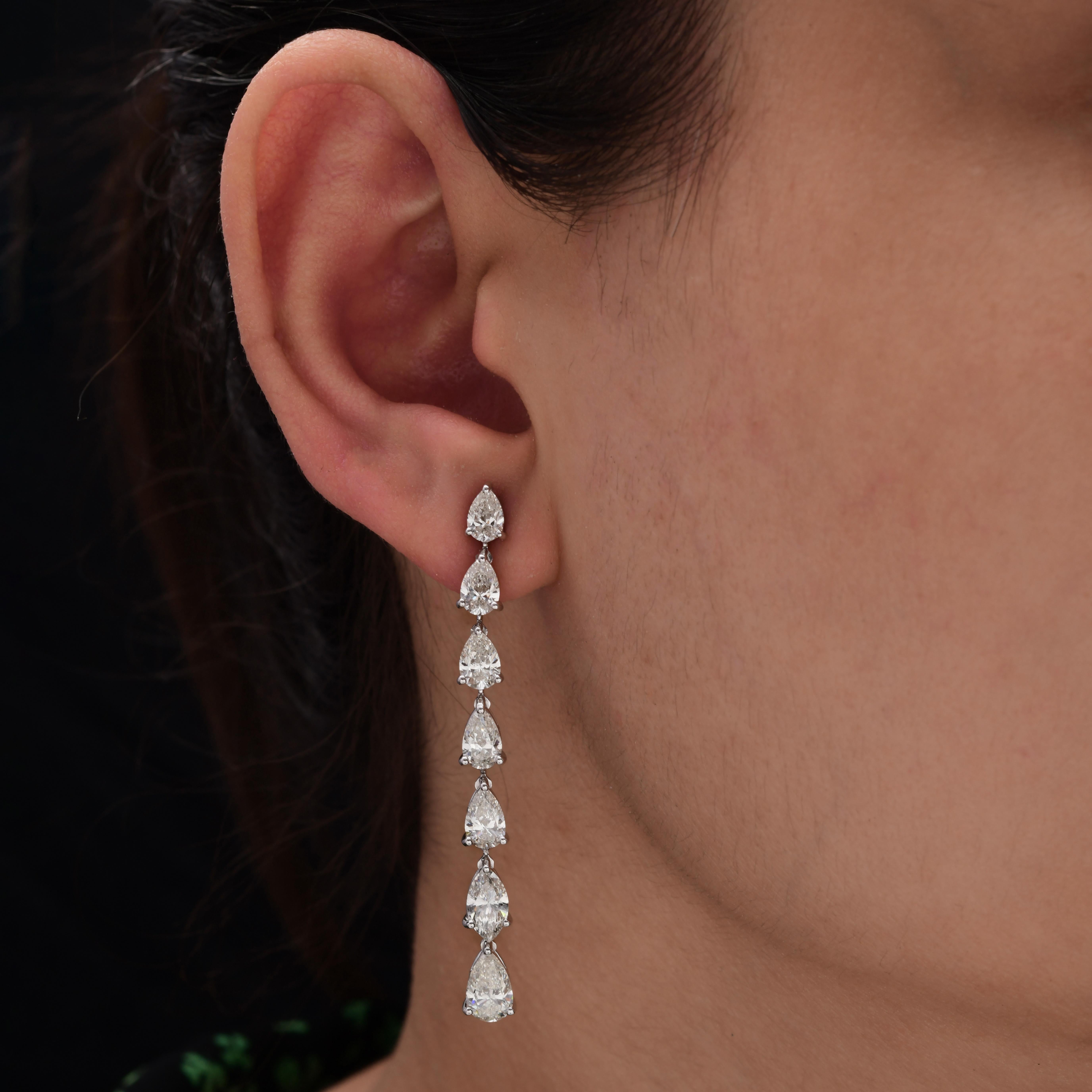 Diese exquisiten Ohrringe sind aus 18-karätigem Gold gegossen und mit 6,01 Karat funkelnden Diamanten besetzt. Der Diamant ist ein Geburtsstein des Monats April und soll das Selbstvertrauen stärken und die Kreativität fördern. Ein wunderbares