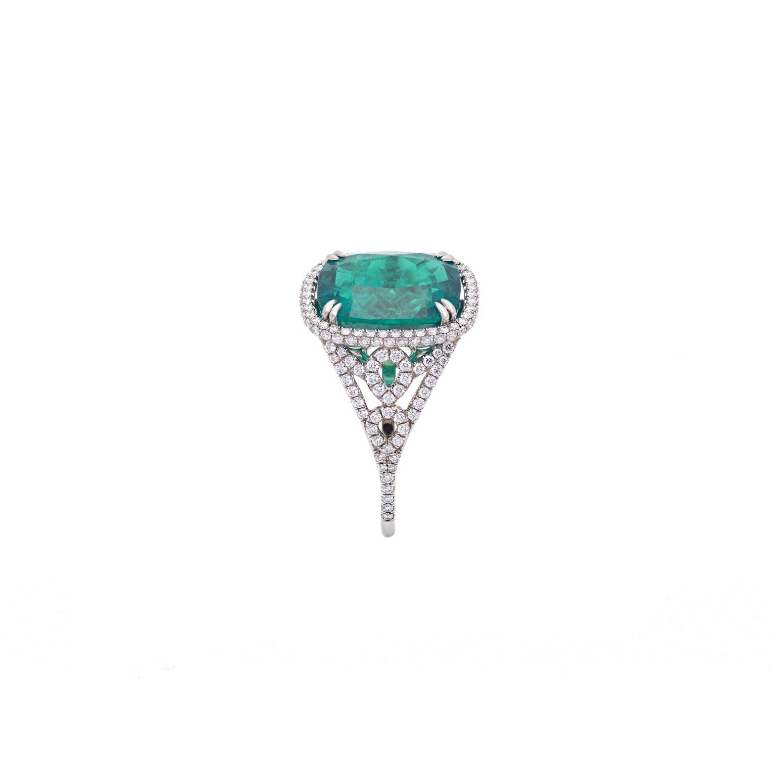 Natural Certified Colombian Emerald 8.30 Carat Platinum Ring In New Condition For Sale In Florence, Tuscany