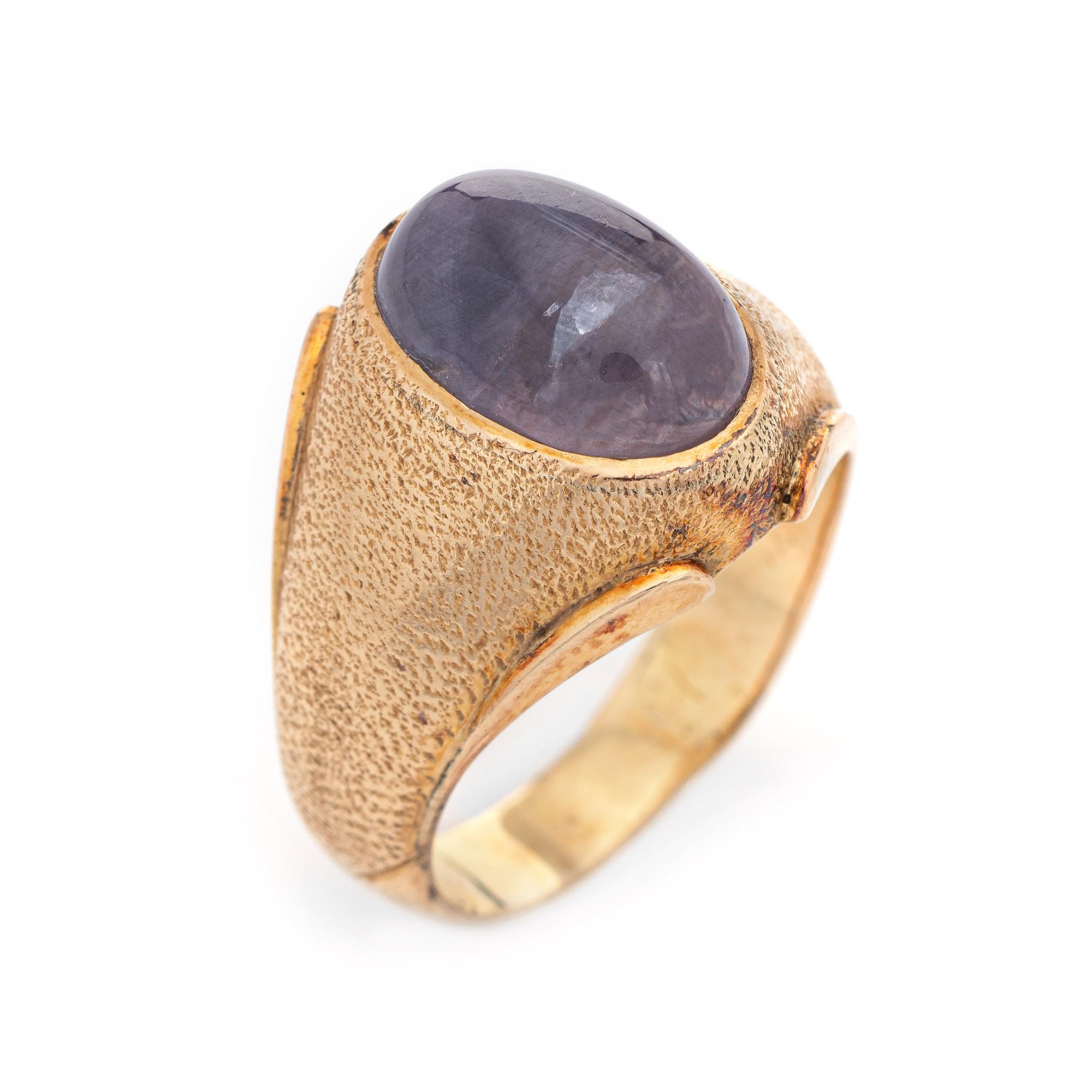 Stylish vintage natural Ceylon no heat star sapphire ring (circa 1960s to 1970s) crafted in 14 karat yellow gold. 

Cabochon cut natural Star Sapphire, approx. 9 carats (12.8 x 8.3 x 7.5mm), light purplish color, lightly included, good polish,